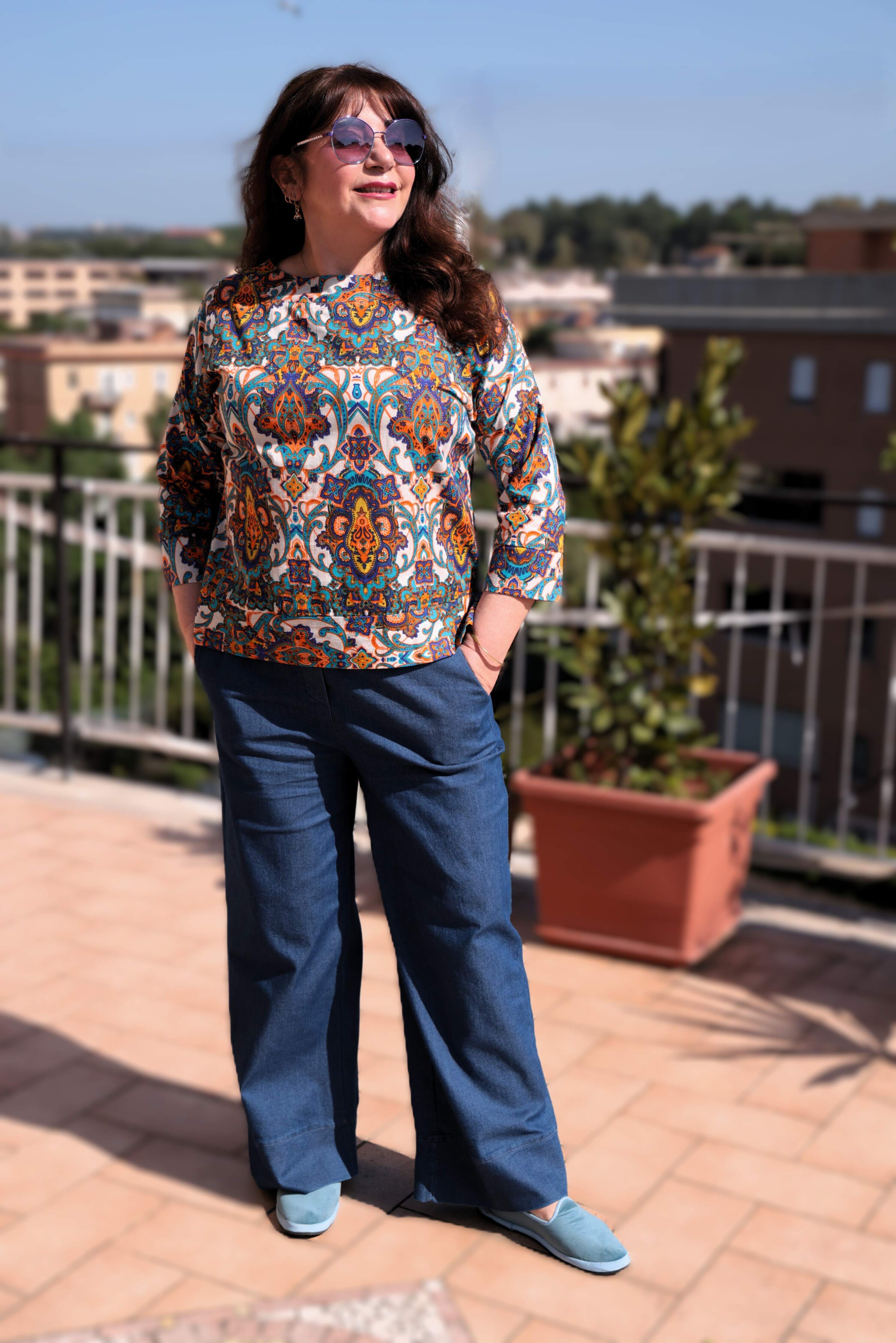 Blusa taglio a scatola in cotone bianco turchese e arancio bottoni madreperla