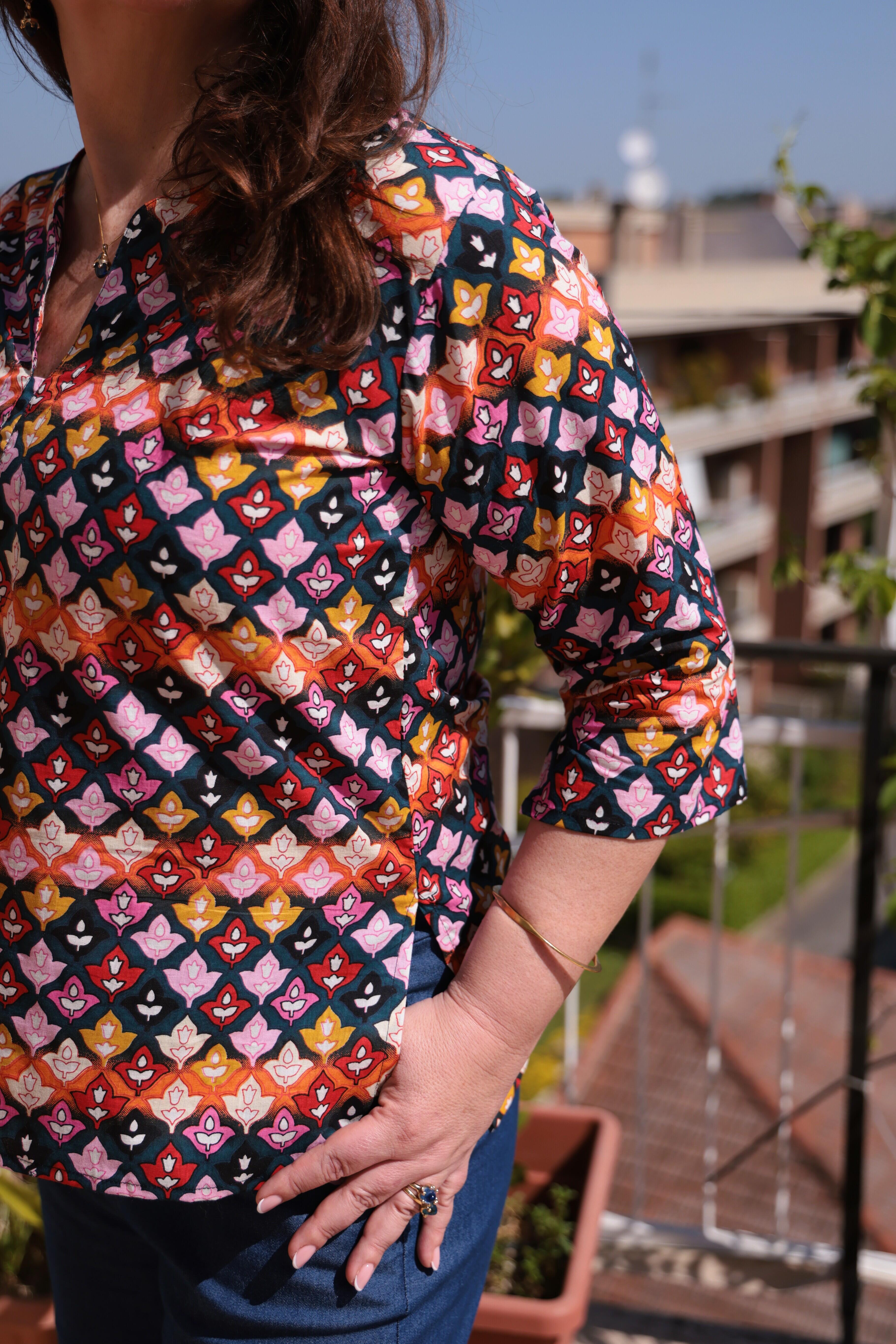 Blusa scollo a V e maniche a 3/4 fantasia giglio multicolor