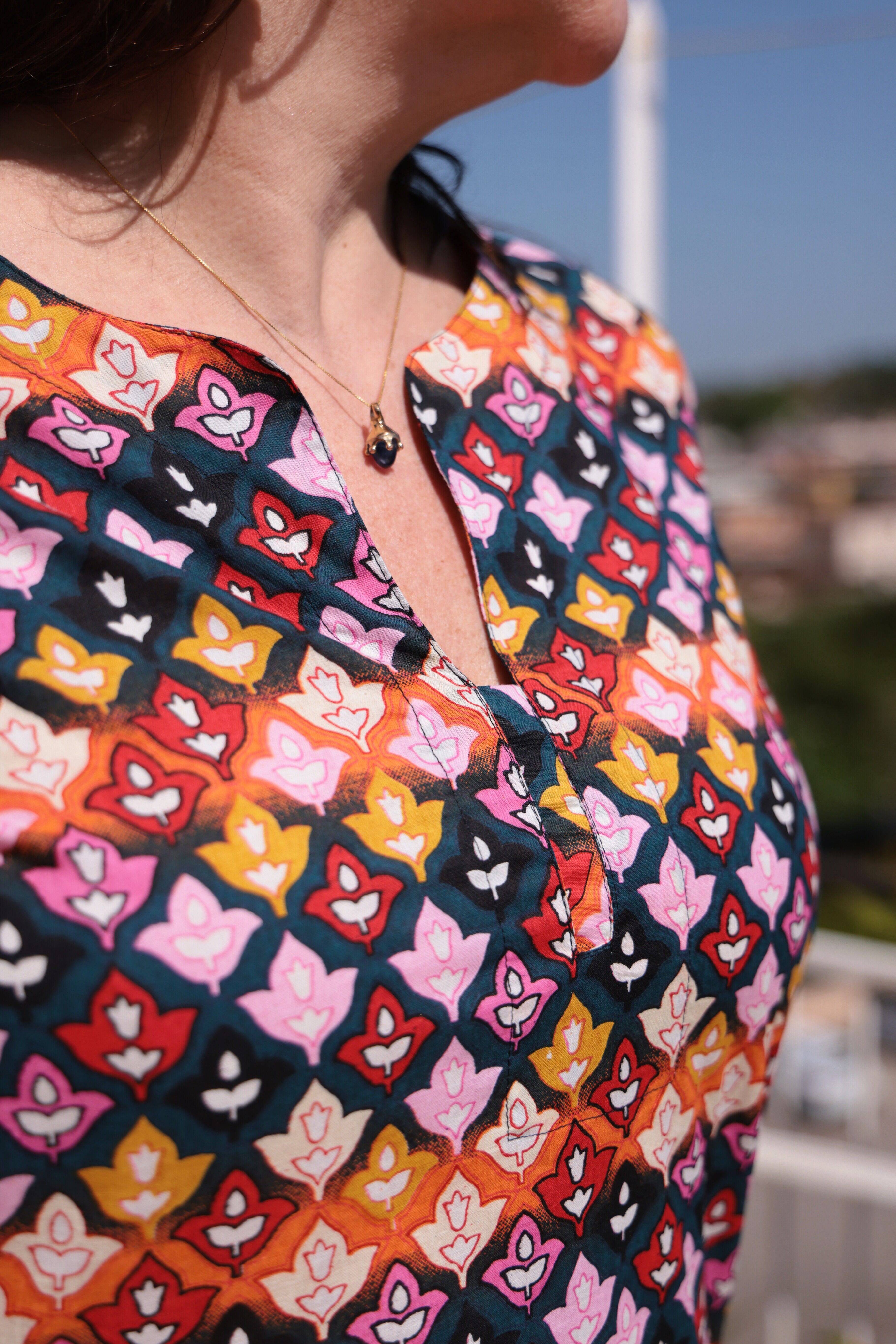 Blusa scollo a V e maniche a 3/4 fantasia giglio multicolor