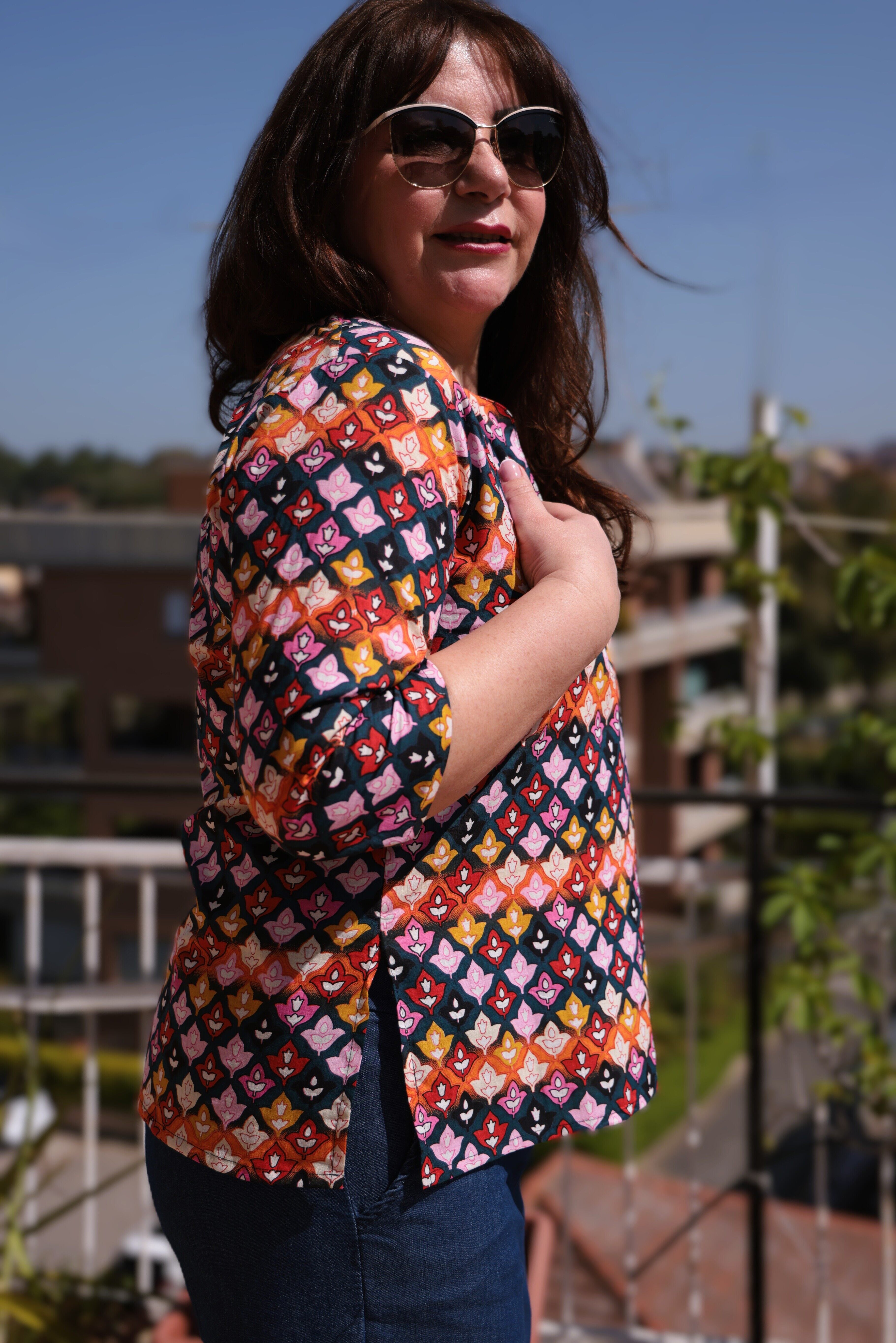 Blusa scollo a V e maniche a 3/4 fantasia giglio multicolor