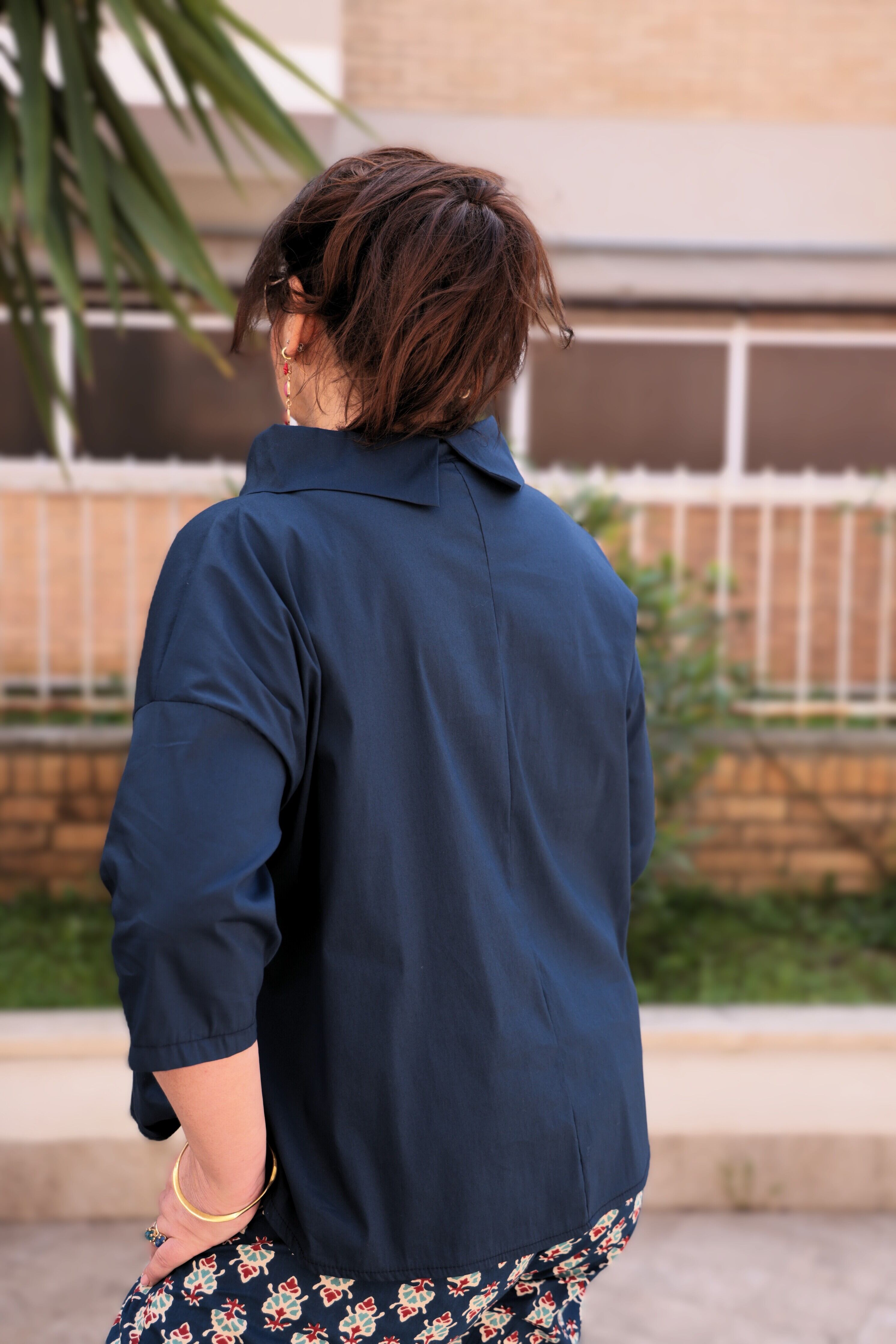 Blusa con collo a vulcano colore blu in cotone manica 3/4 over size