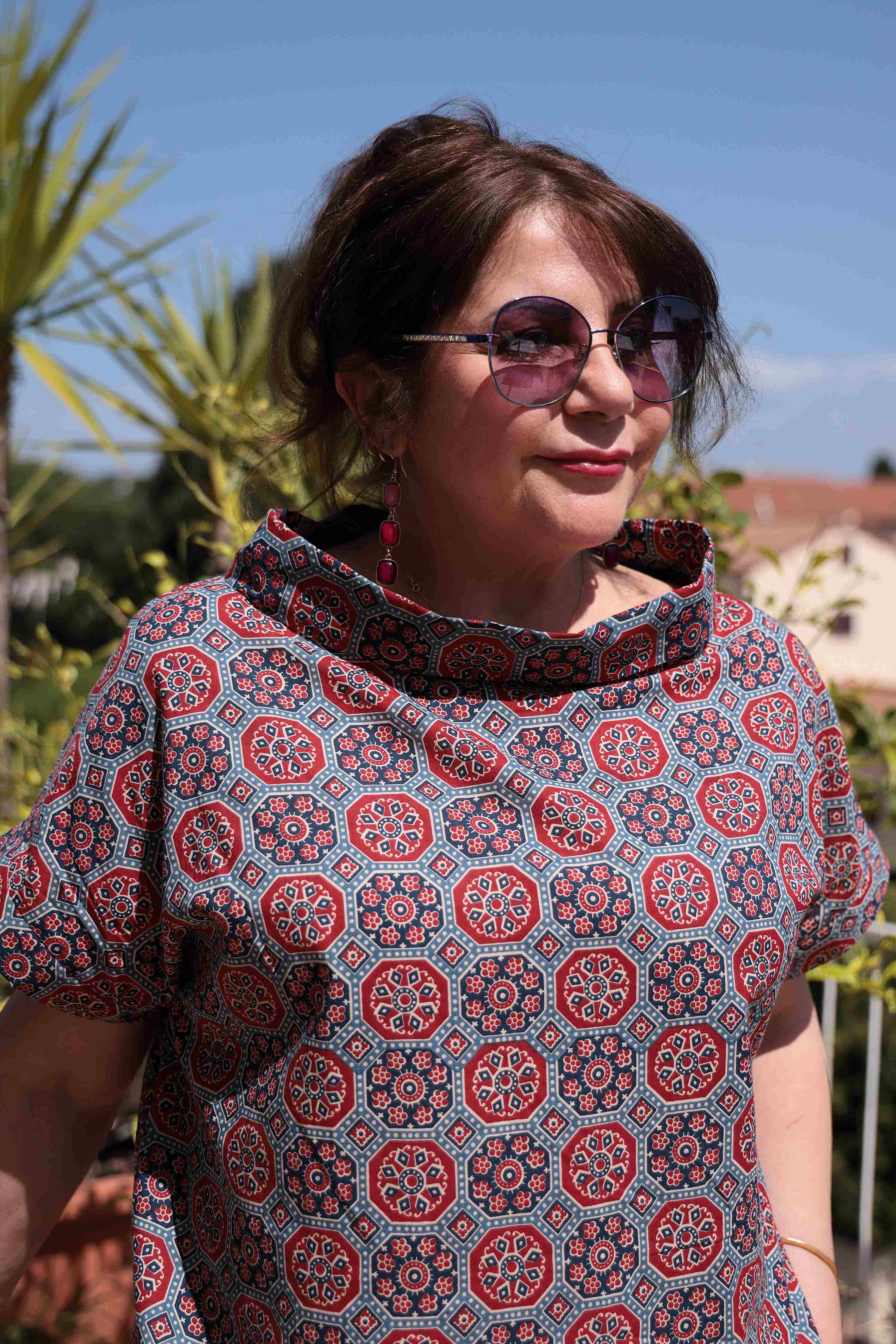 Blusa collo a vulcano mezze maniche in cotone fantasia geometrica blu rossa