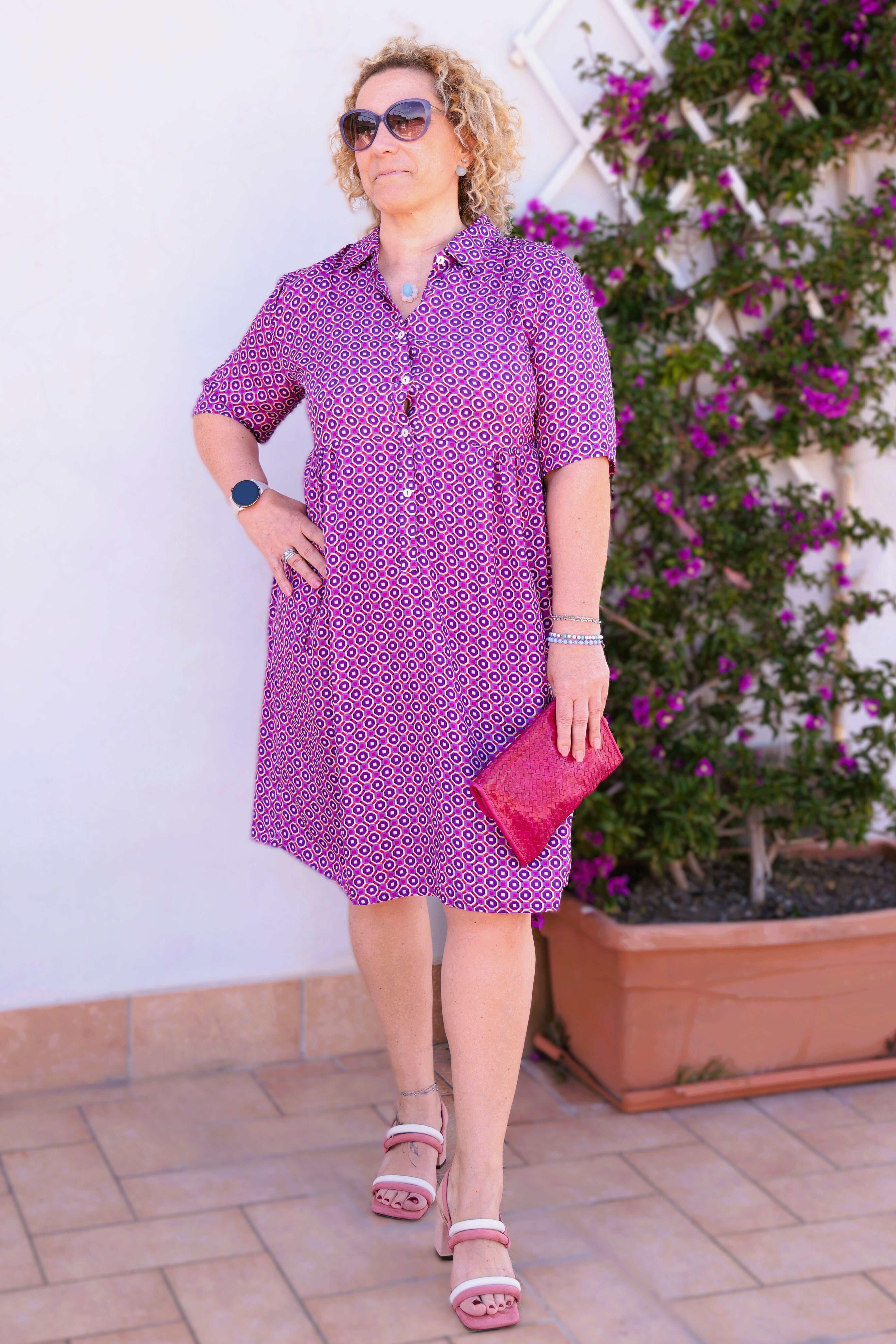 Vestito seta abito fluido ed elegante con una fantasia geometrica viola e fucsia