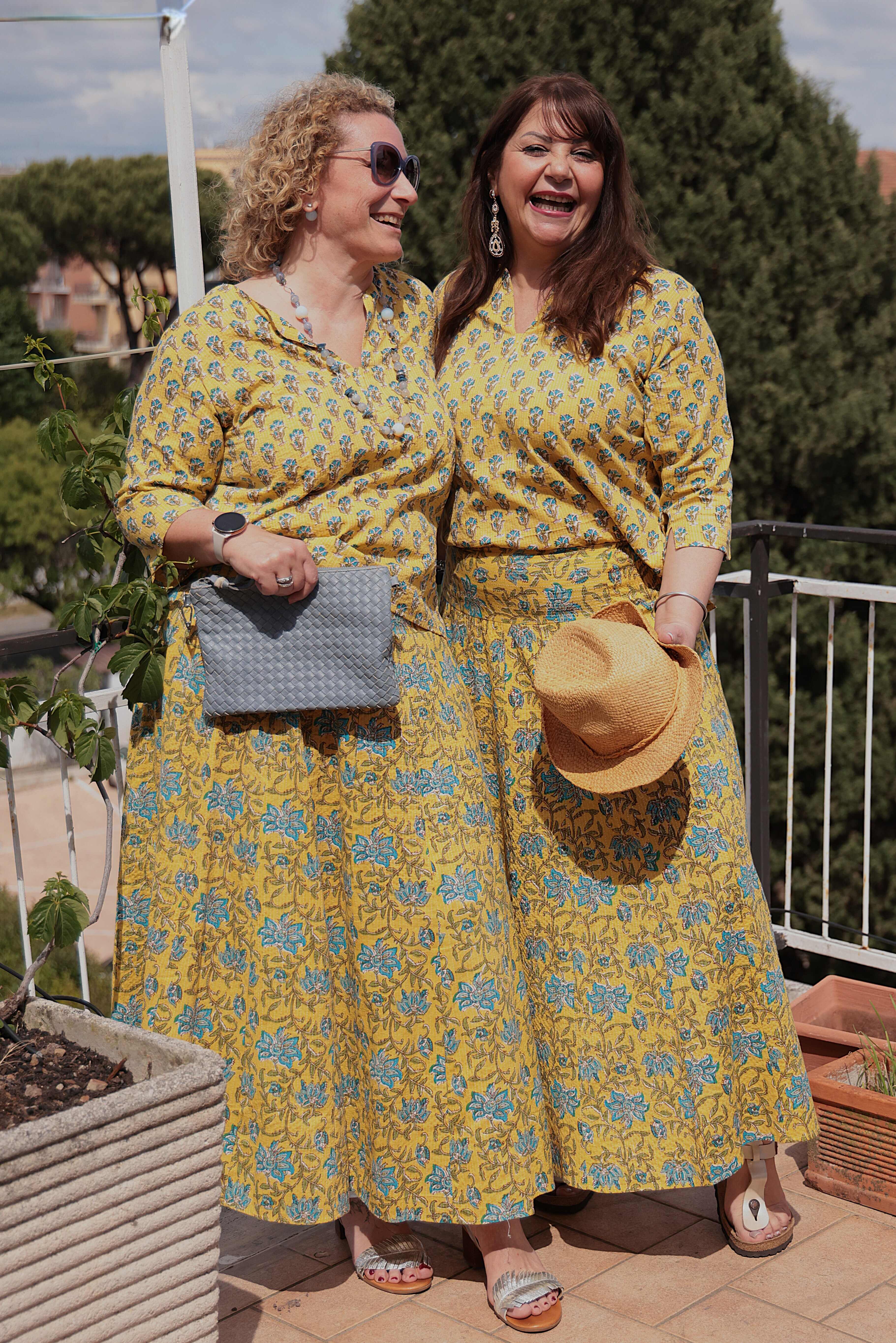 Blusa scollo a V e maniche a 3/4 colore giallo fantasia fiorata