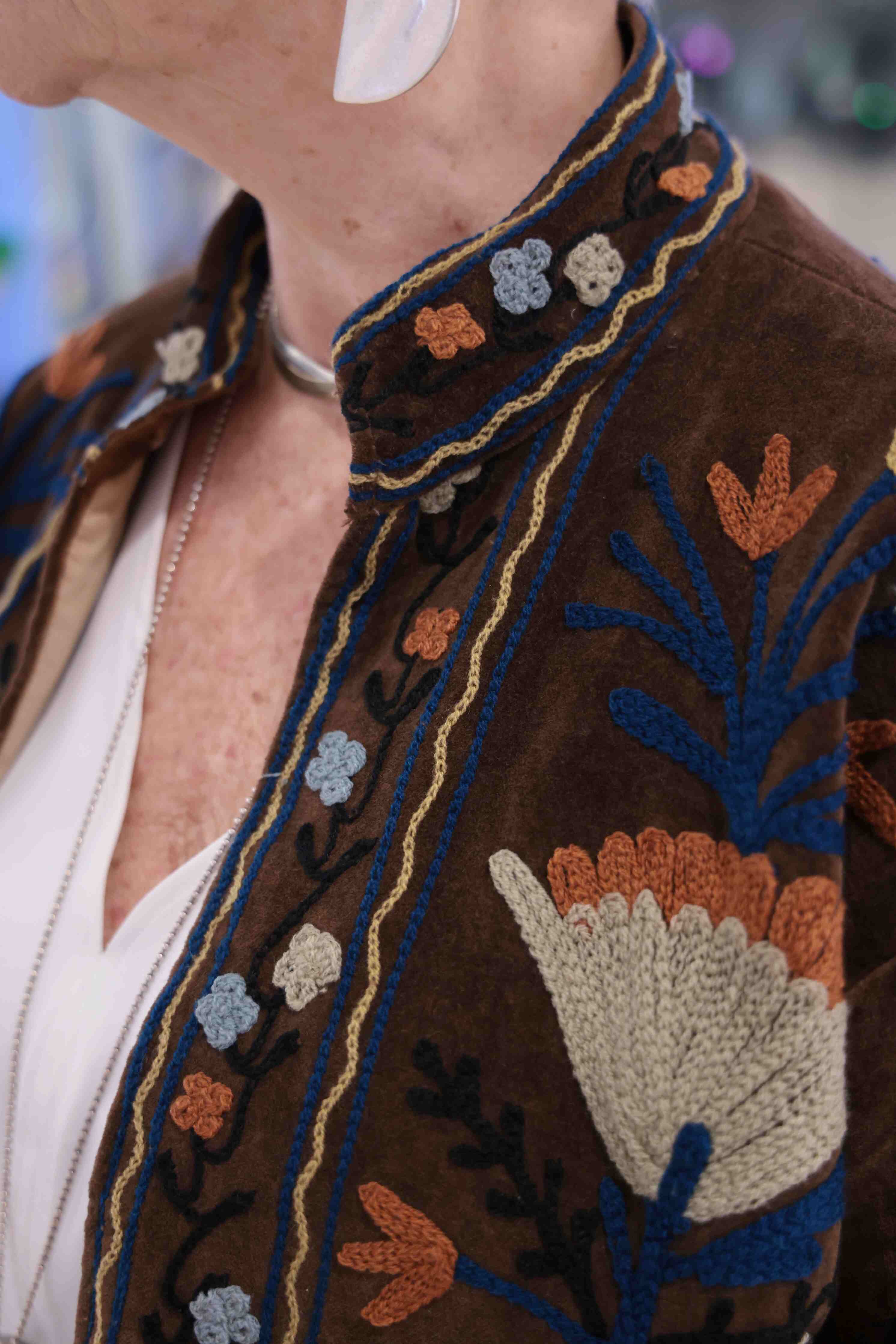 Giacca in velluto liscio color testa di moro ricamata a mano