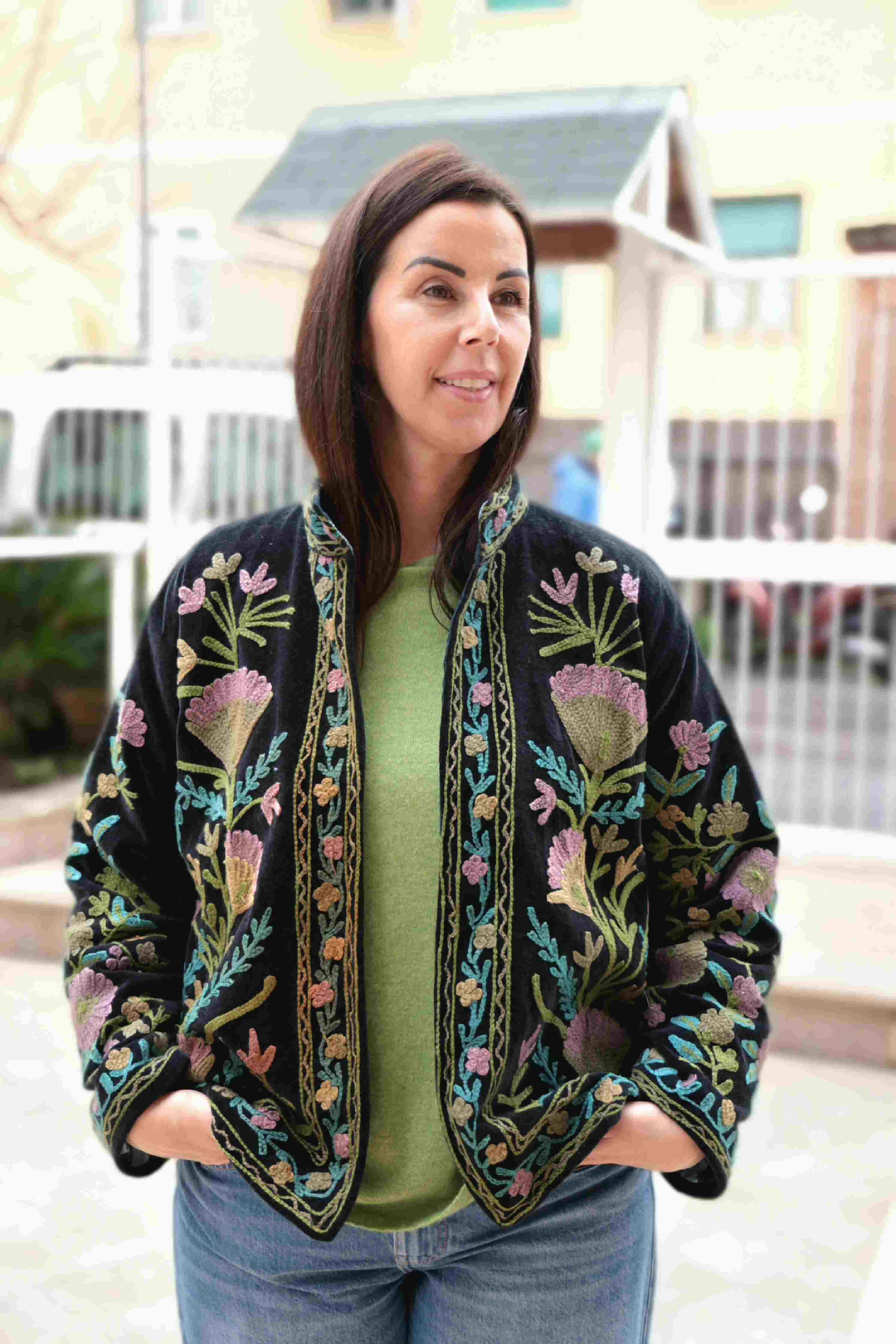 Giacca in velluto liscio ricamata a mano colore nero