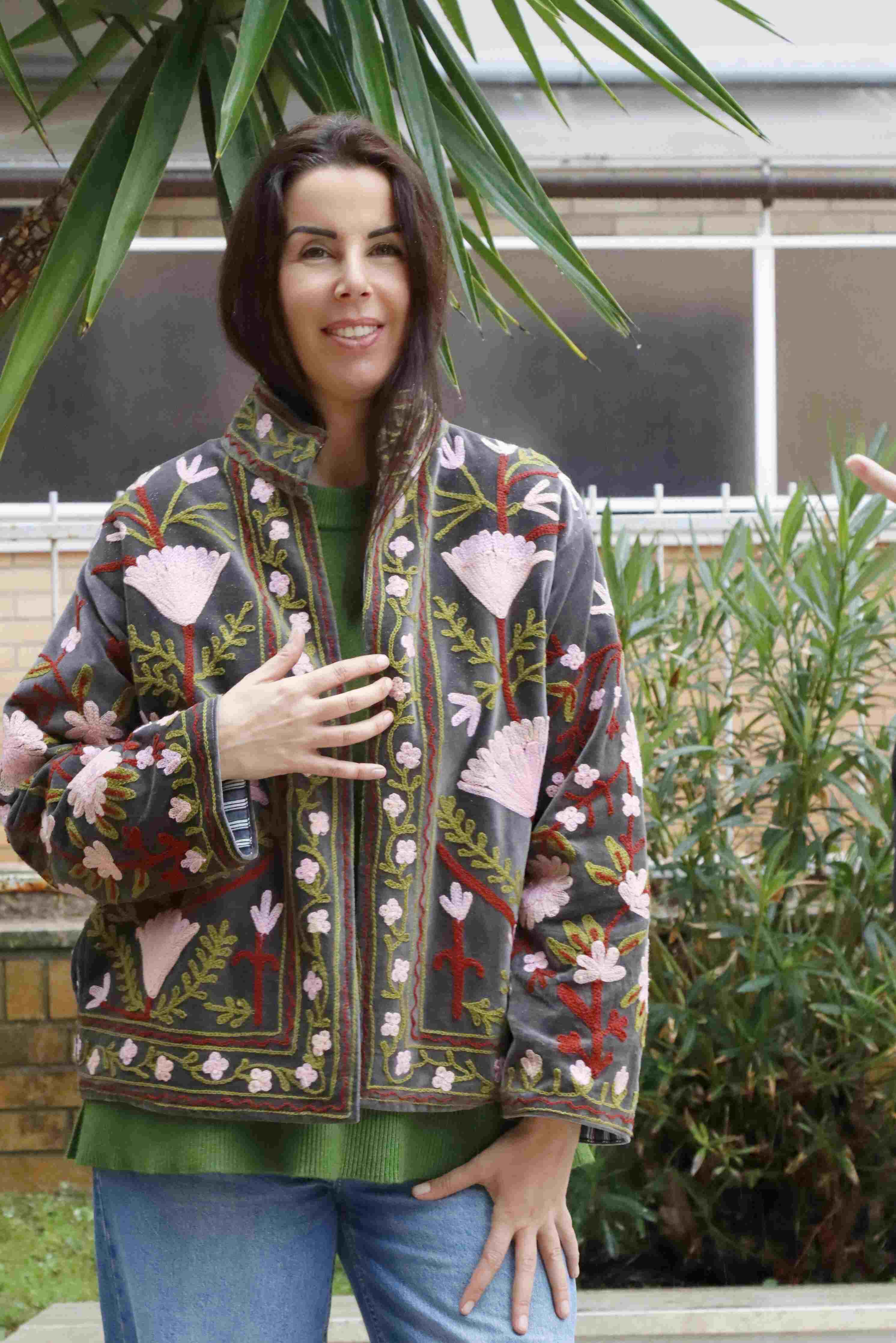 Giacca in velluto liscio ricamata a mano colore verde militare