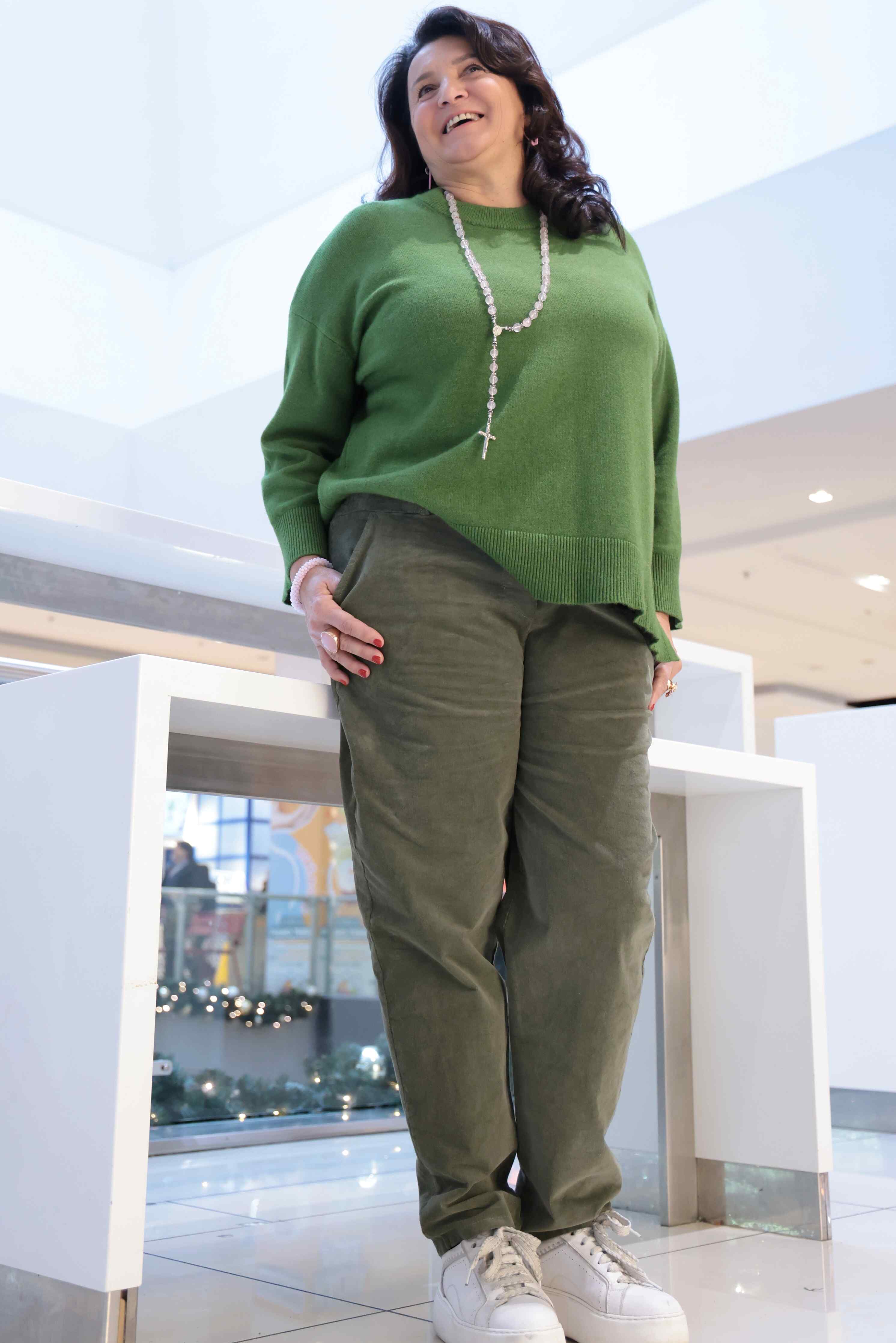 Pantalone in velluto a costine fine in cotone elasticizzato colore verde militare