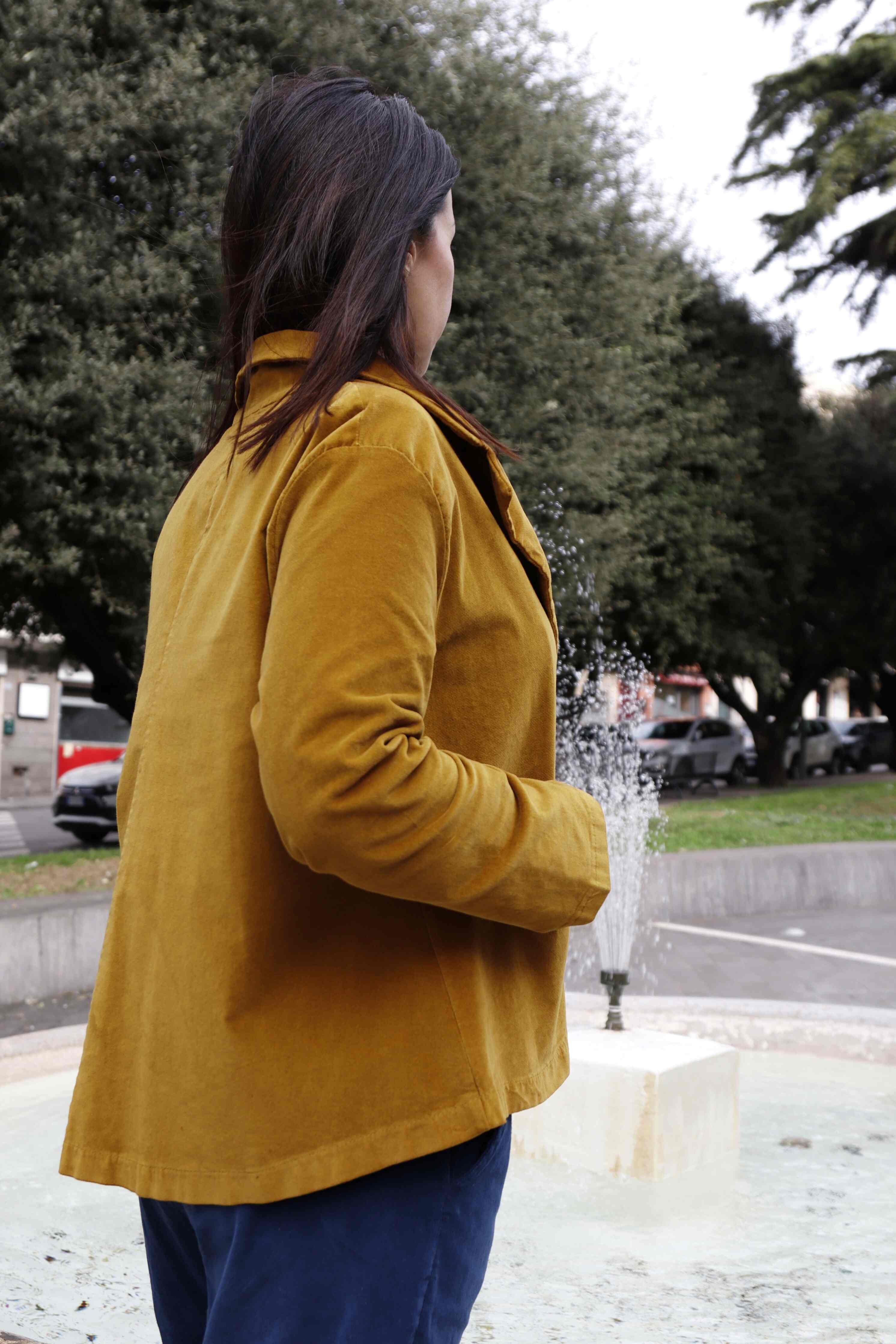 Giacca in velluto liscio elasticizzato di cotone colore senape