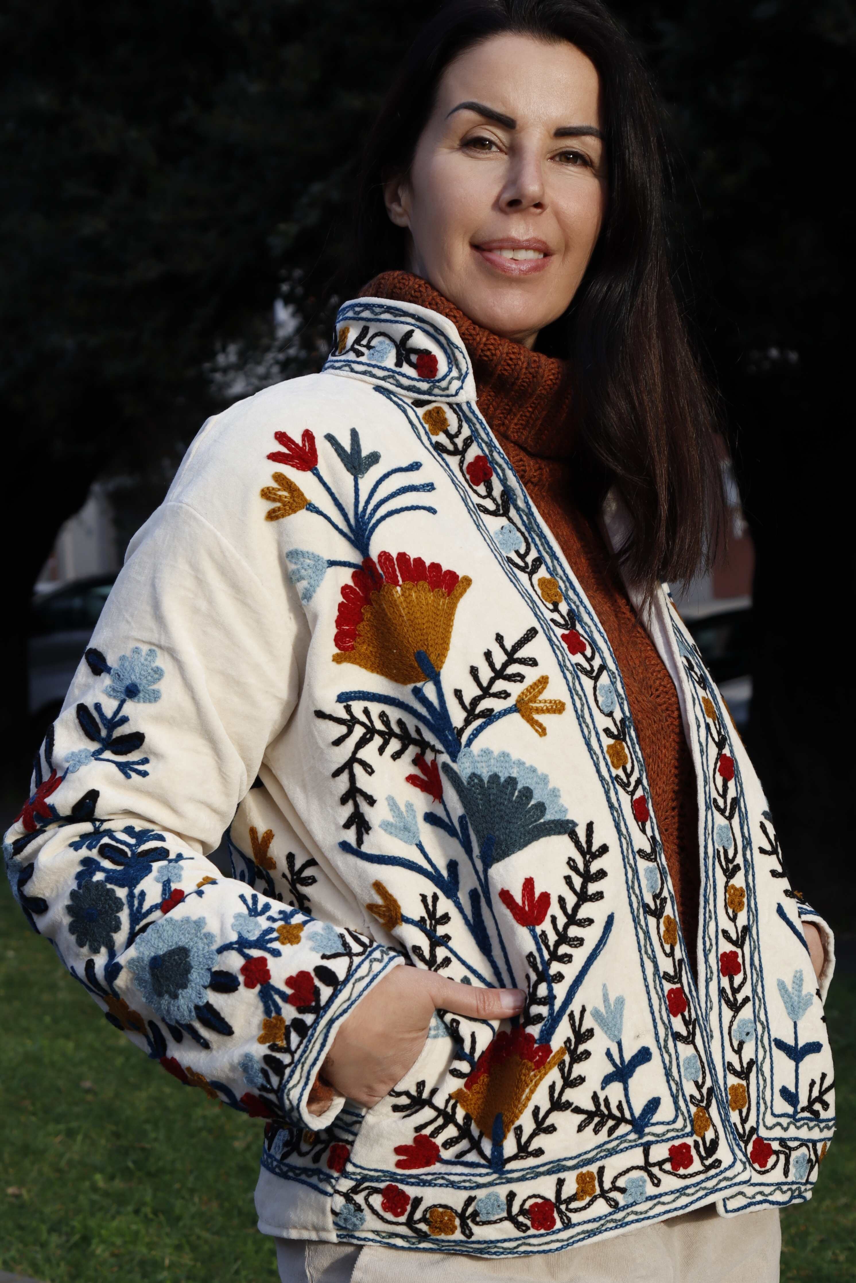 Giacca velluto colore bianco ricamata a mano con fiori