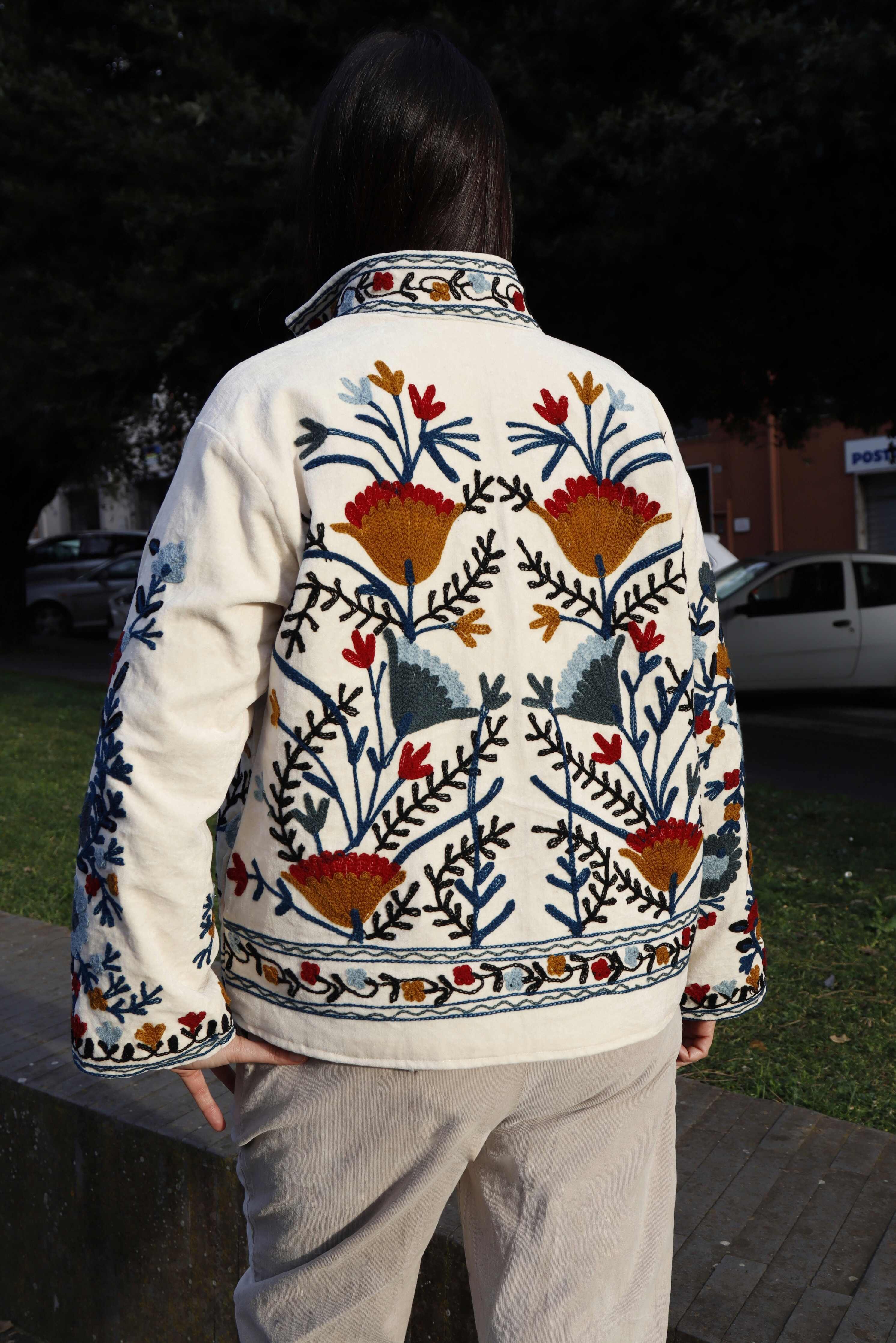 Giacca velluto colore bianco ricamata a mano con fiori