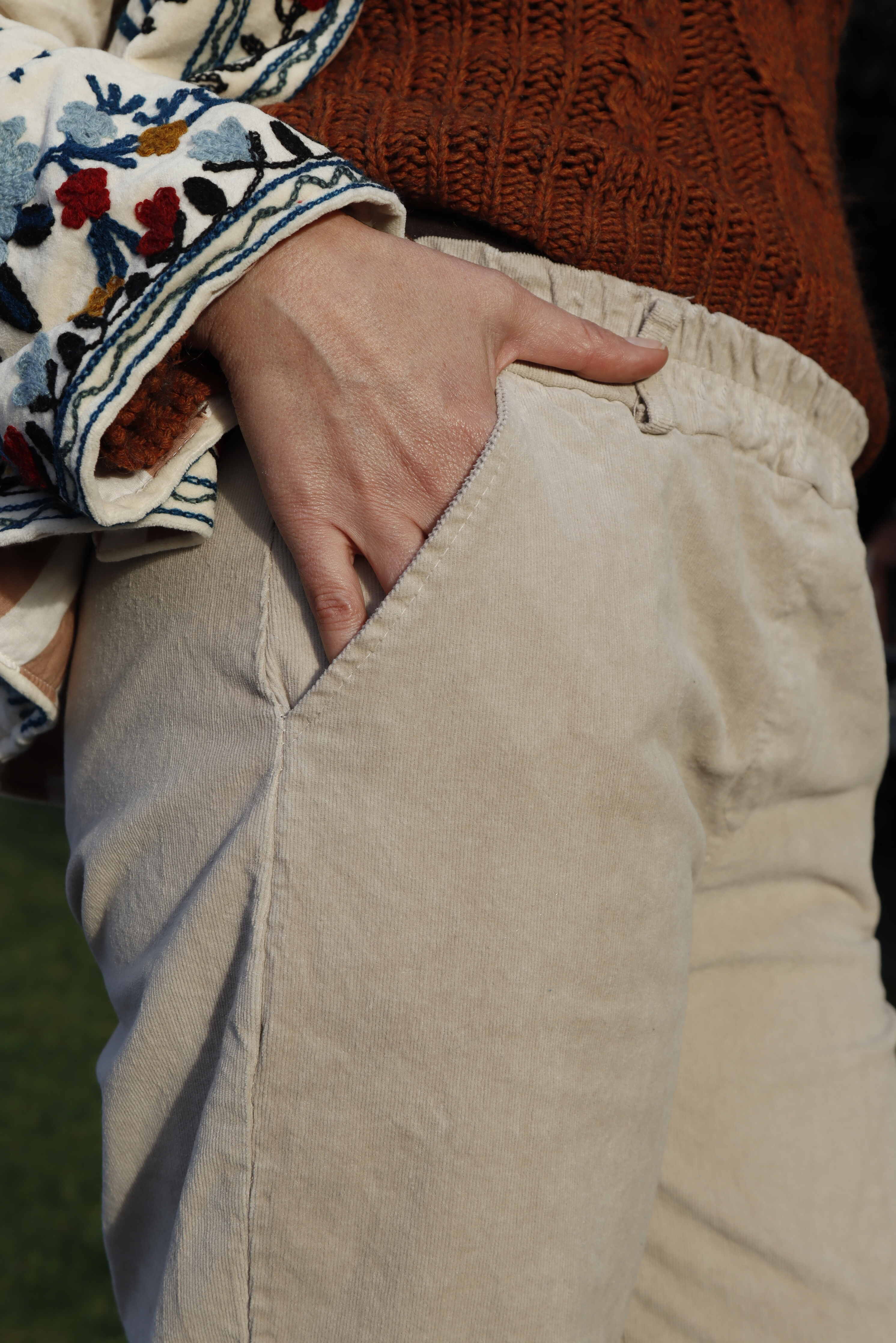 Pantalone in velluto a costine fine in cotone elasticizzato panna