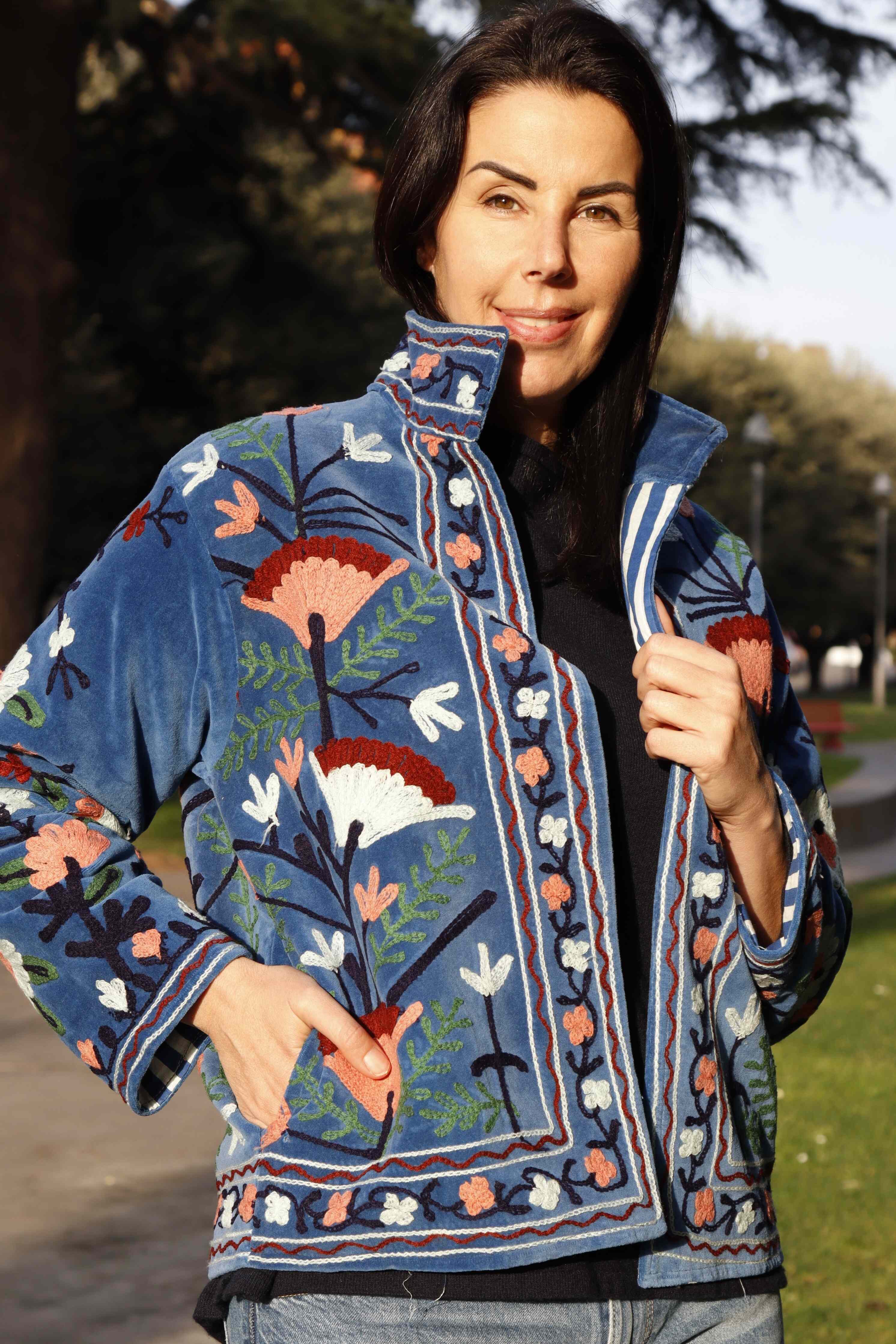 Giacca velluto colore blu jeans ricamata a mano con fiori