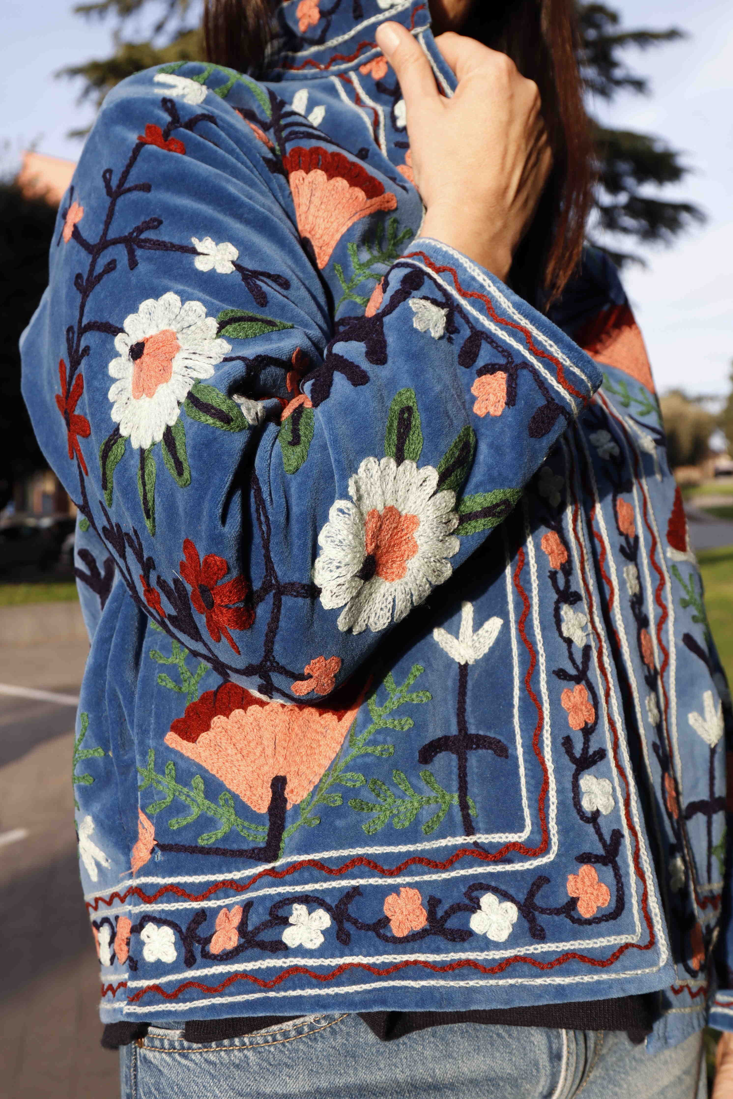 Giacca velluto colore blu jeans ricamata a mano con fiori