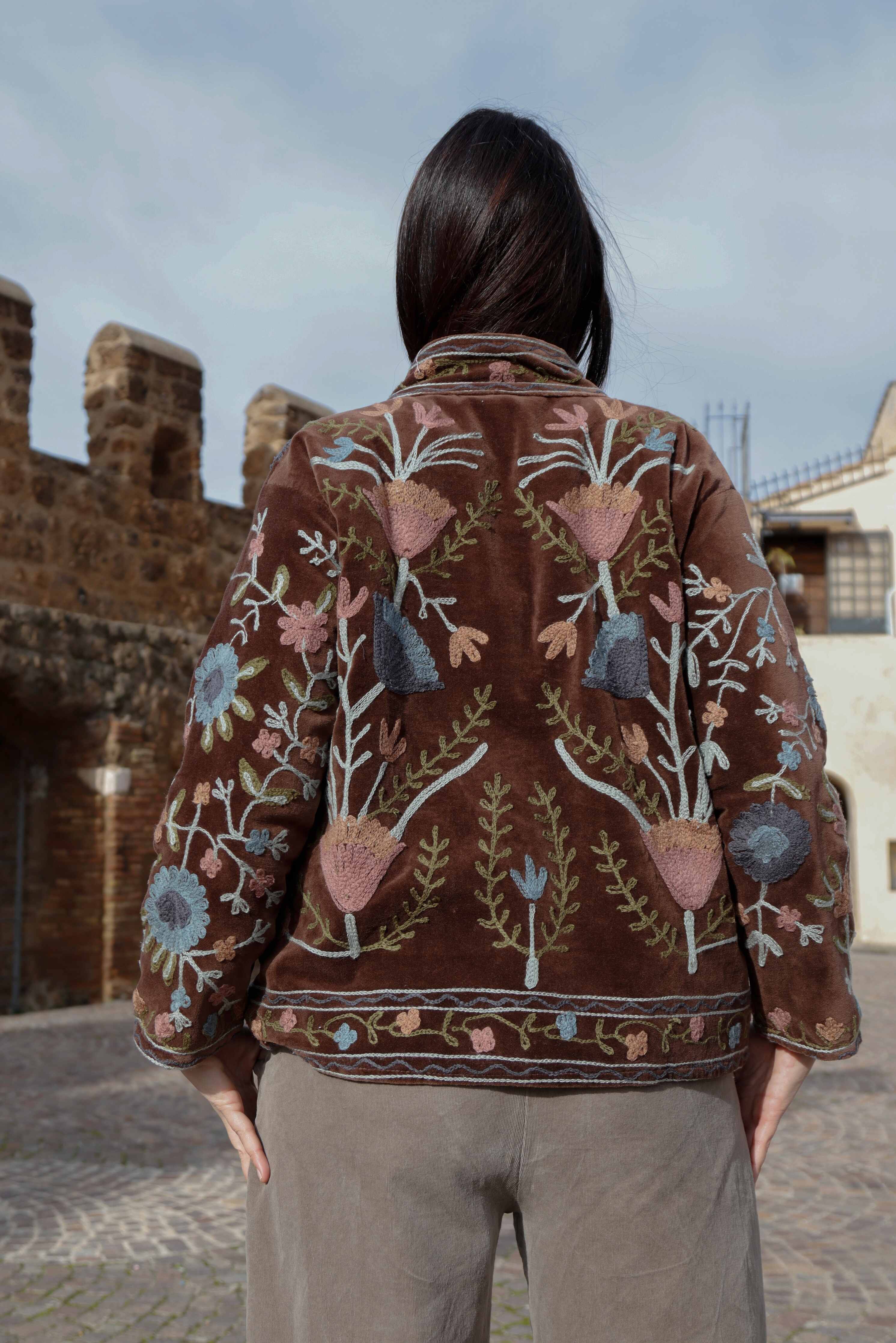 Giacca velluto colore marrone ricamata a mano con fiori