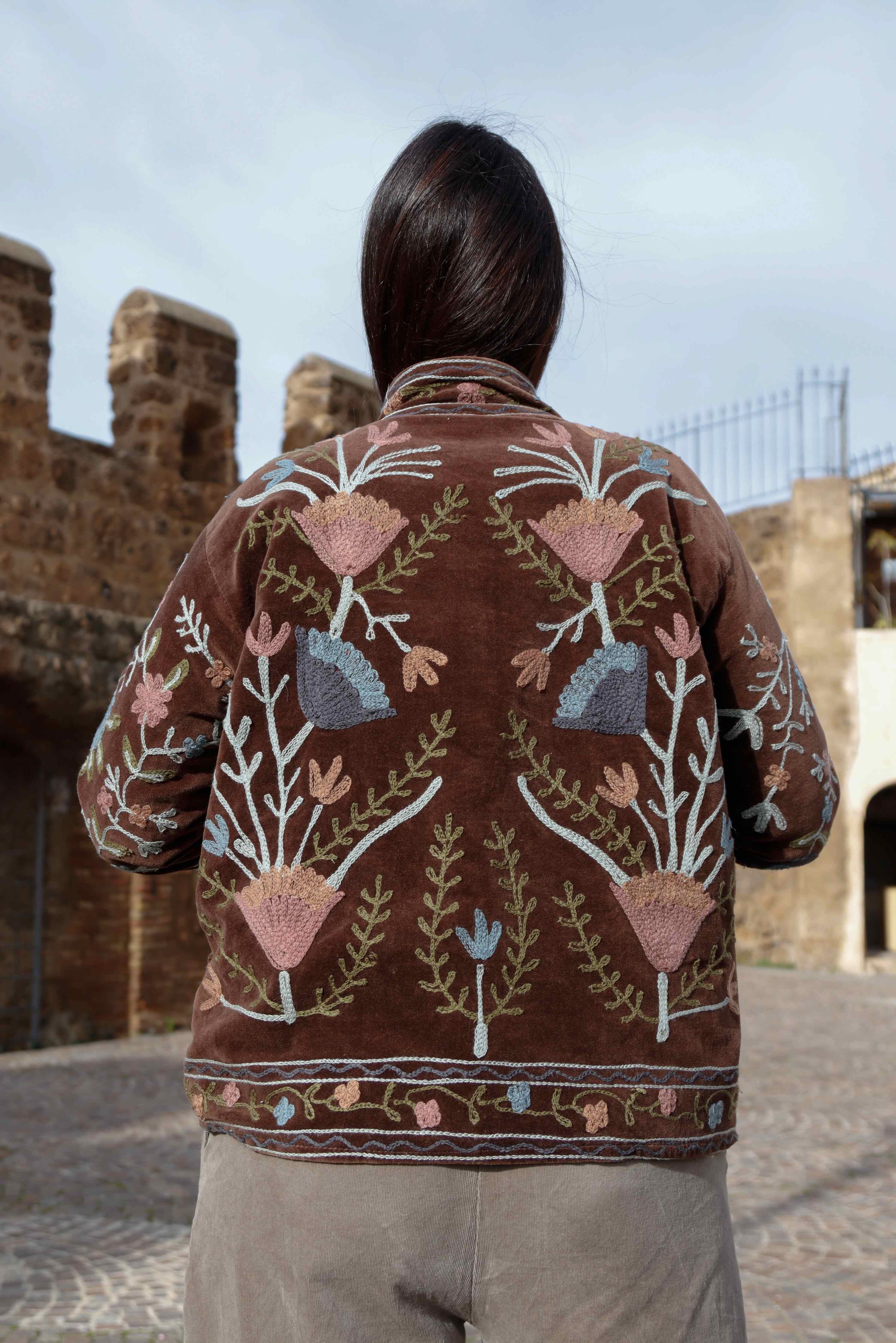 Giacca velluto colore marrone ricamata a mano con fiori