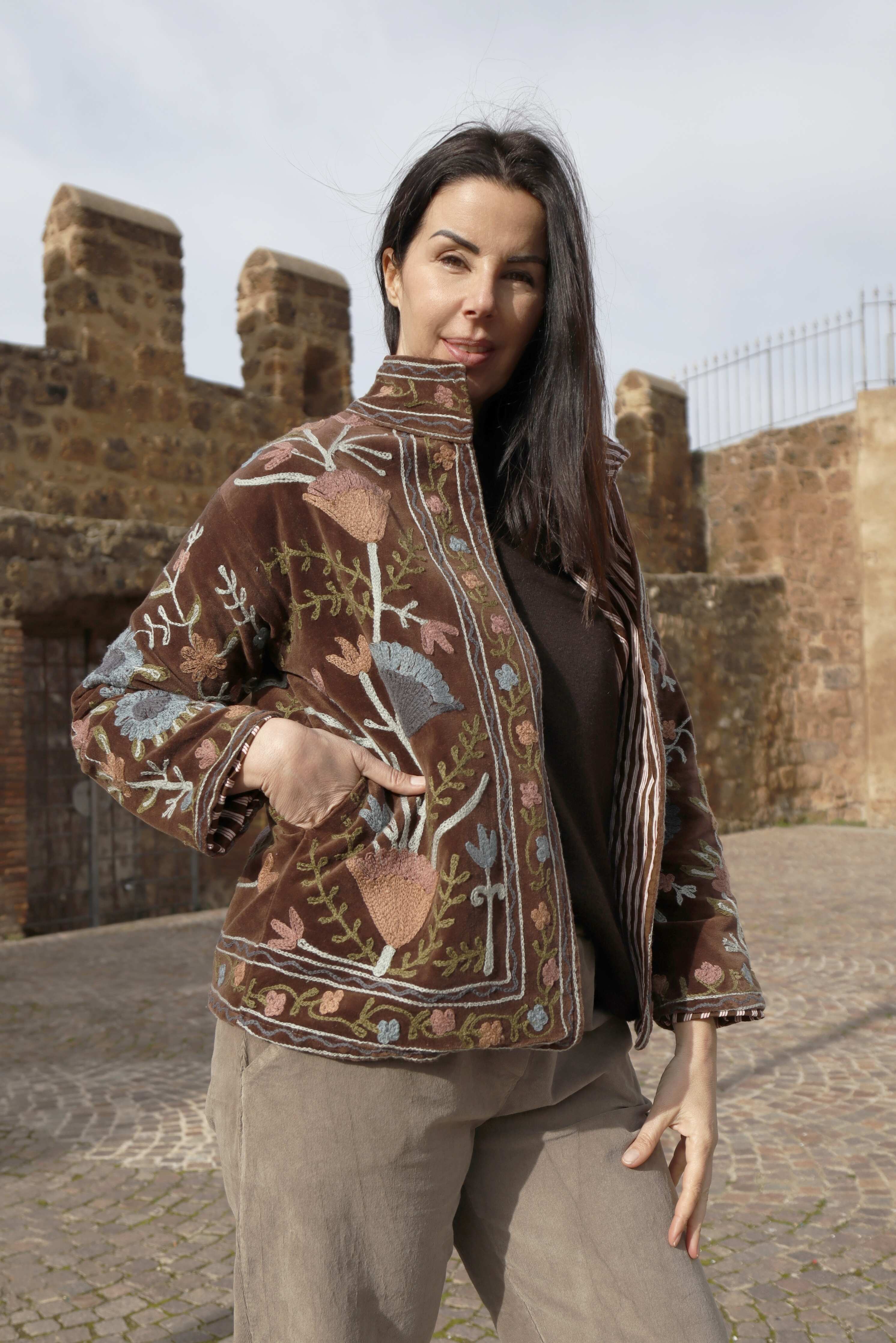 Giacca velluto colore marrone ricamata a mano con fiori