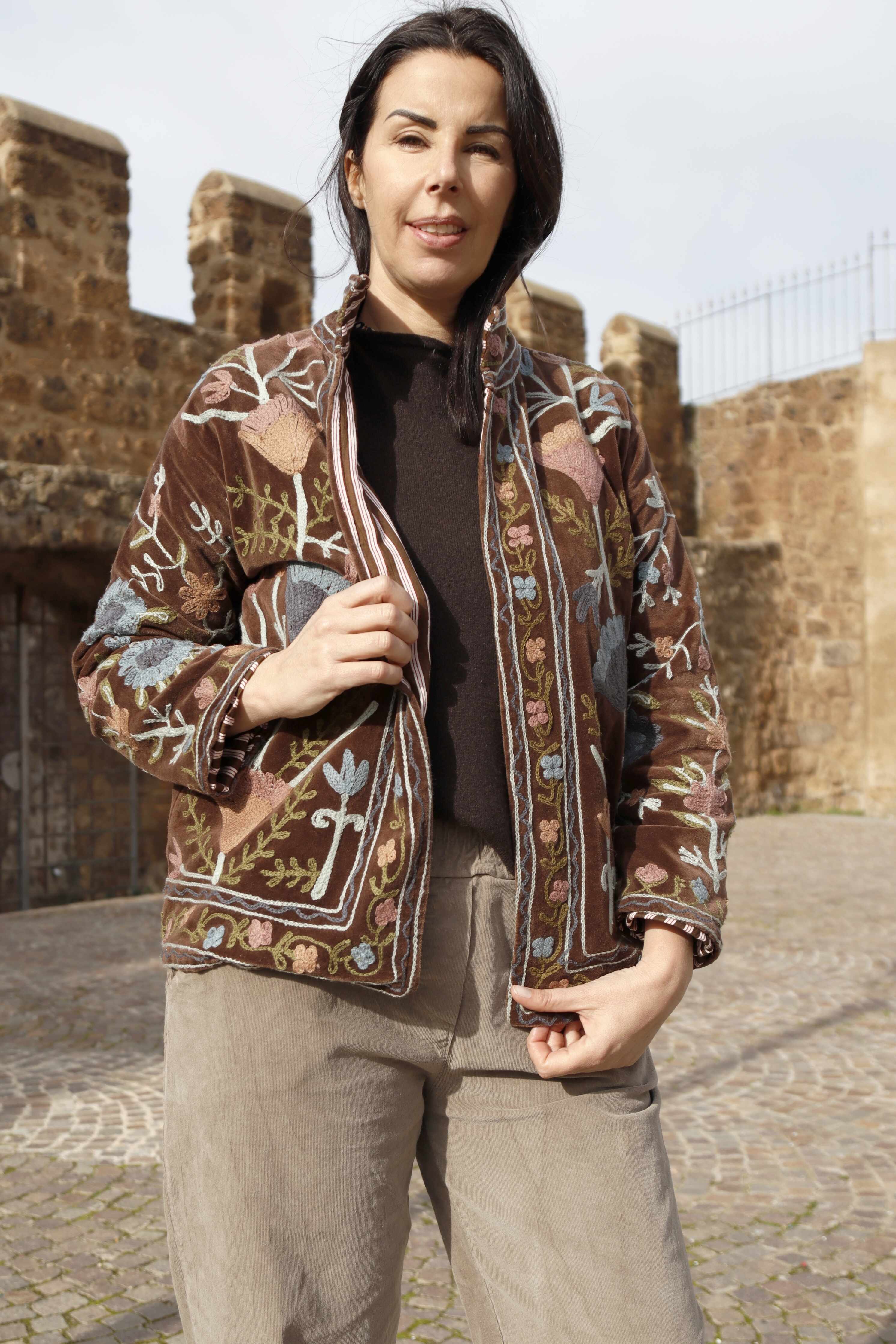 Giacca velluto colore marrone ricamata a mano con fiori