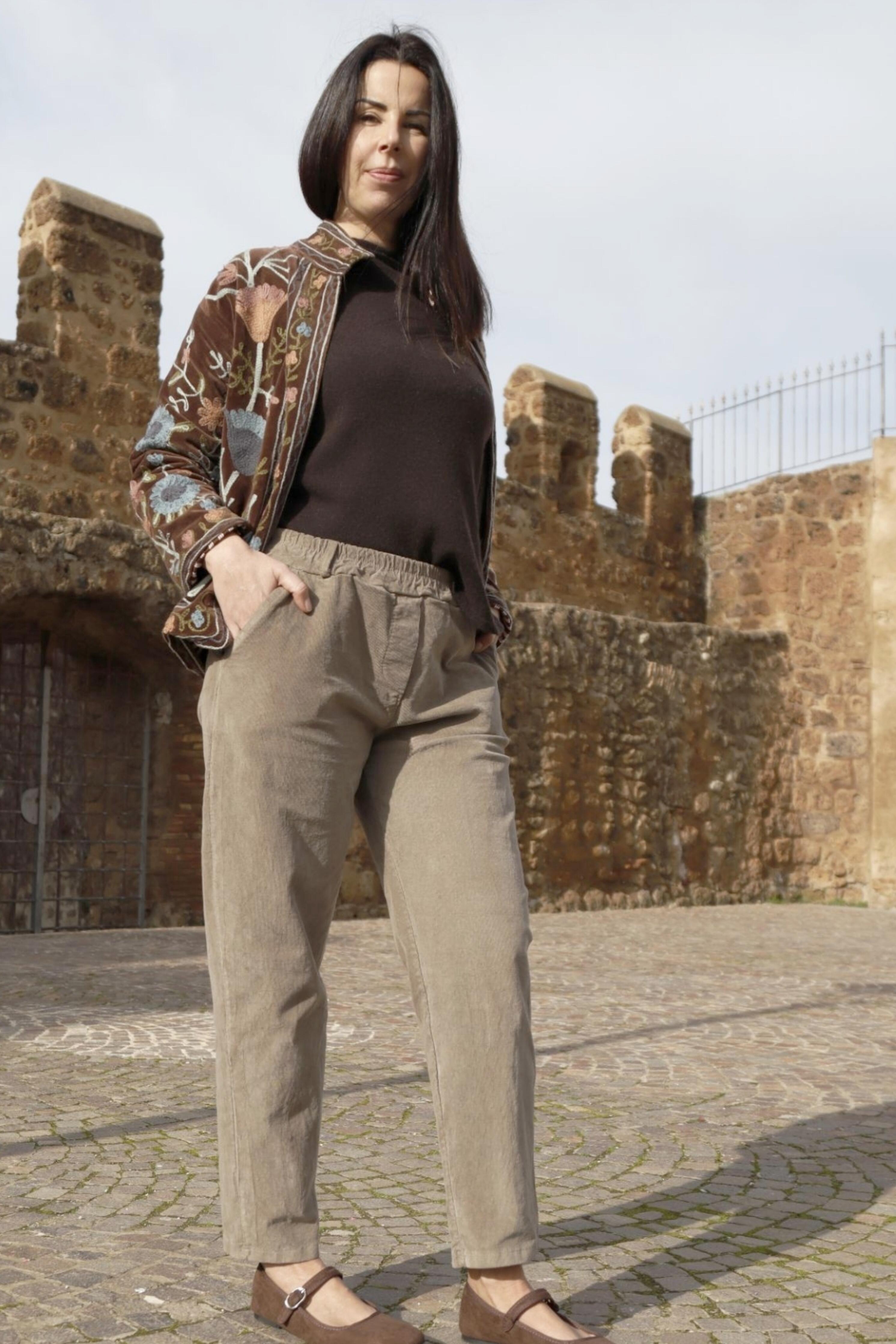 Pantalone in velluto a costine fine in cotone elasticizzato fango