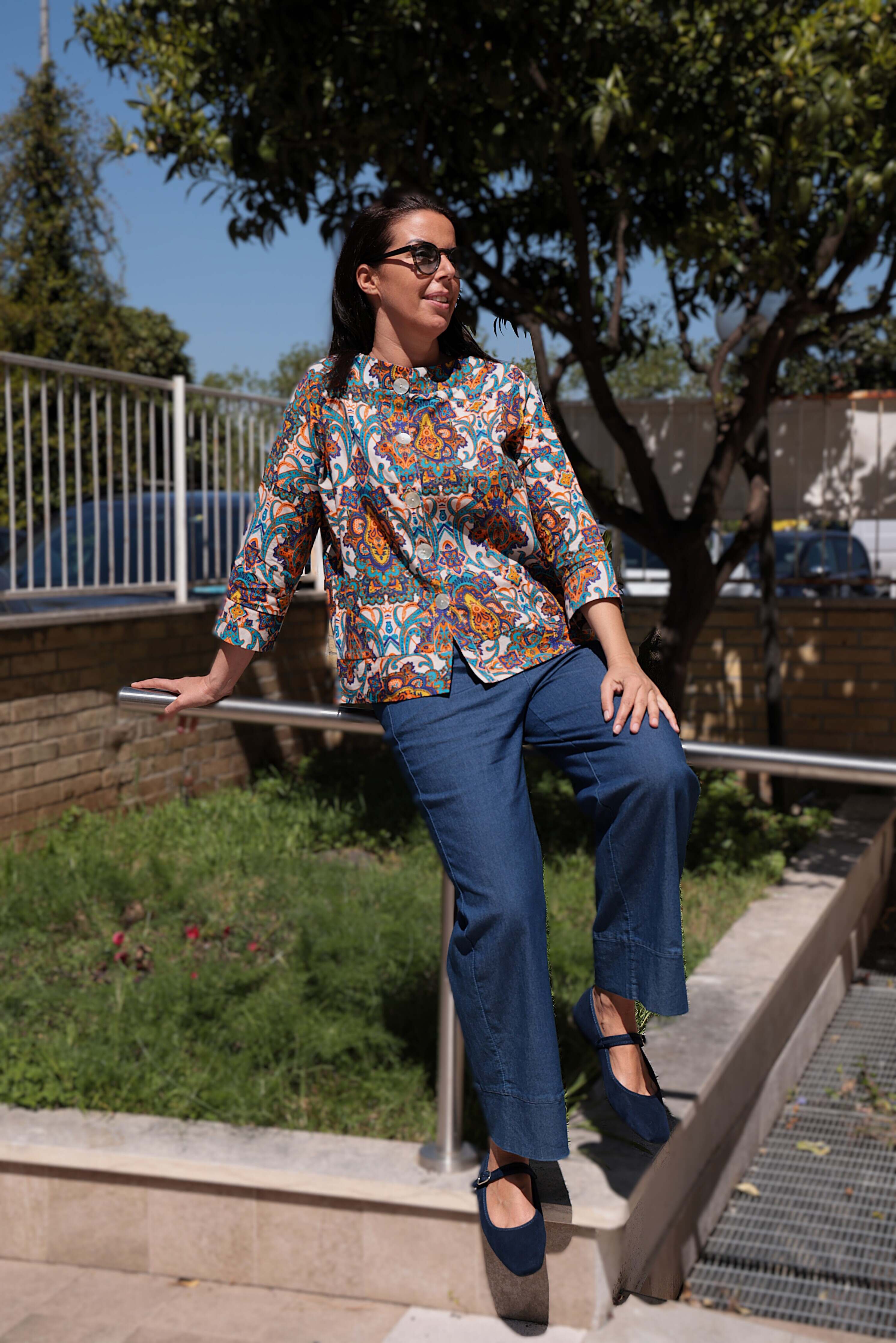 Blusa taglio a scatola in cotone bianco turchese e arancio bottoni madreperla