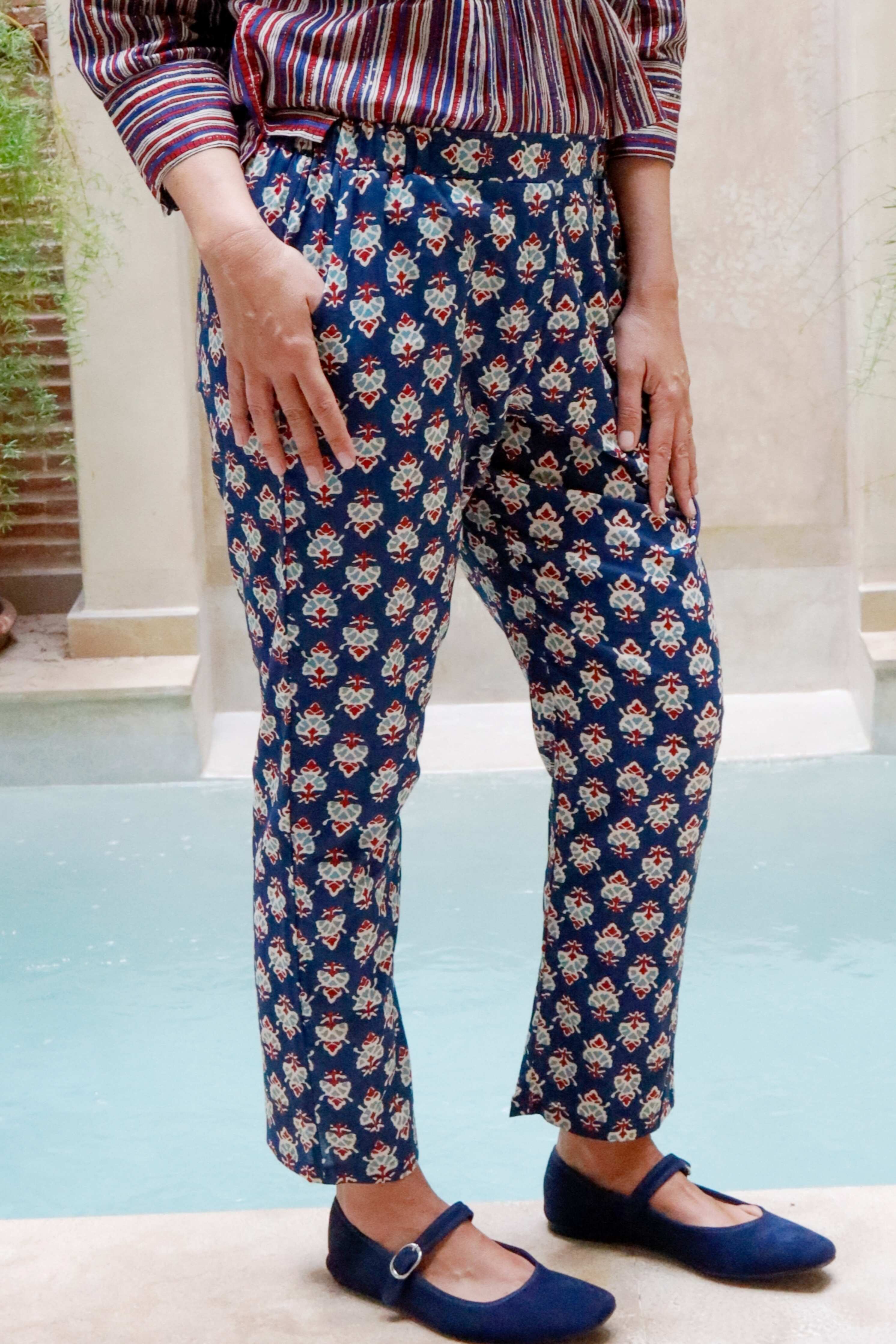 Pantalone fantasia geometria blu rosso cotone a sigaretta vita elasticizzata
