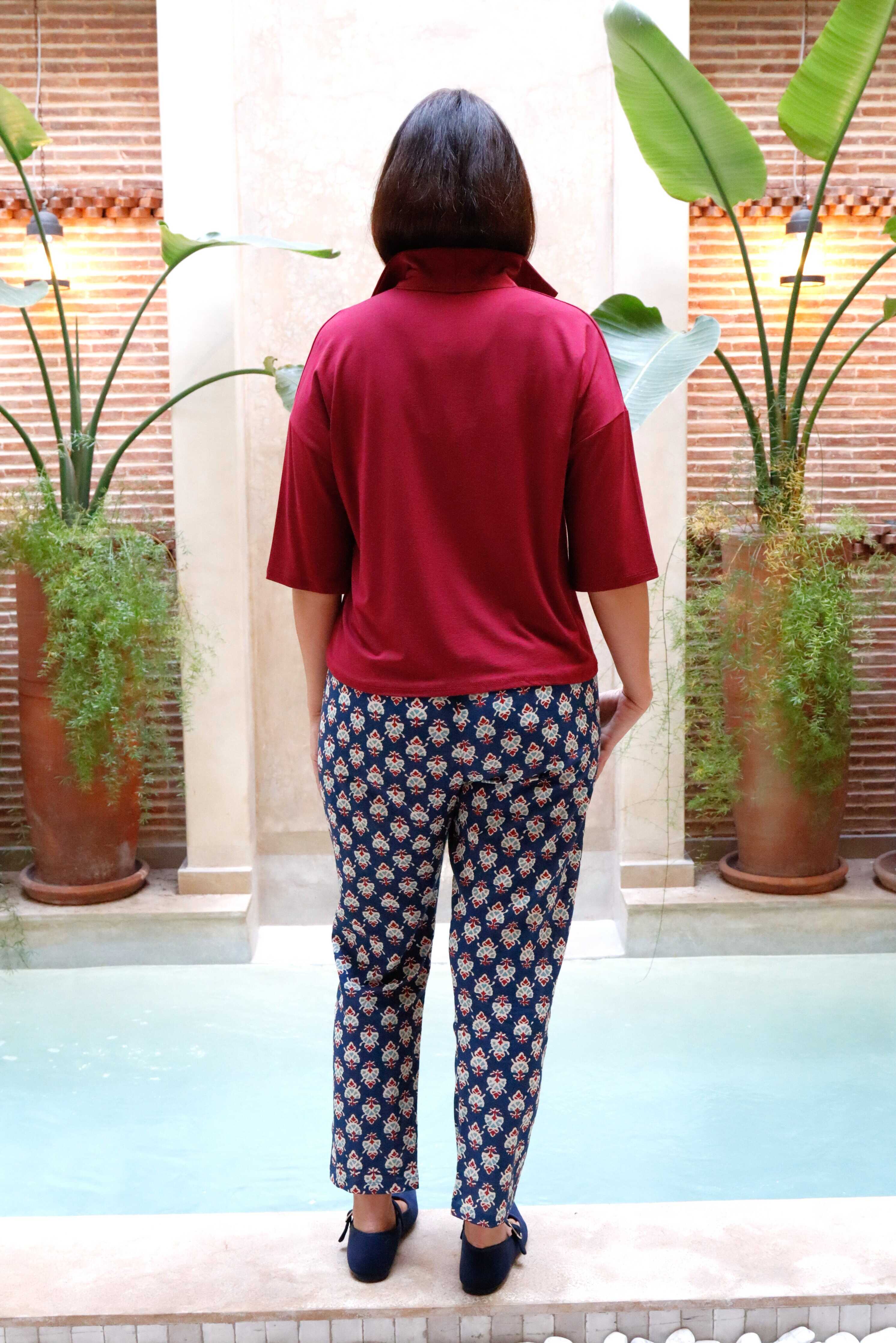 Blusa in jersey di viscosa con dettaglio di collo in raso , colore rosso scuro