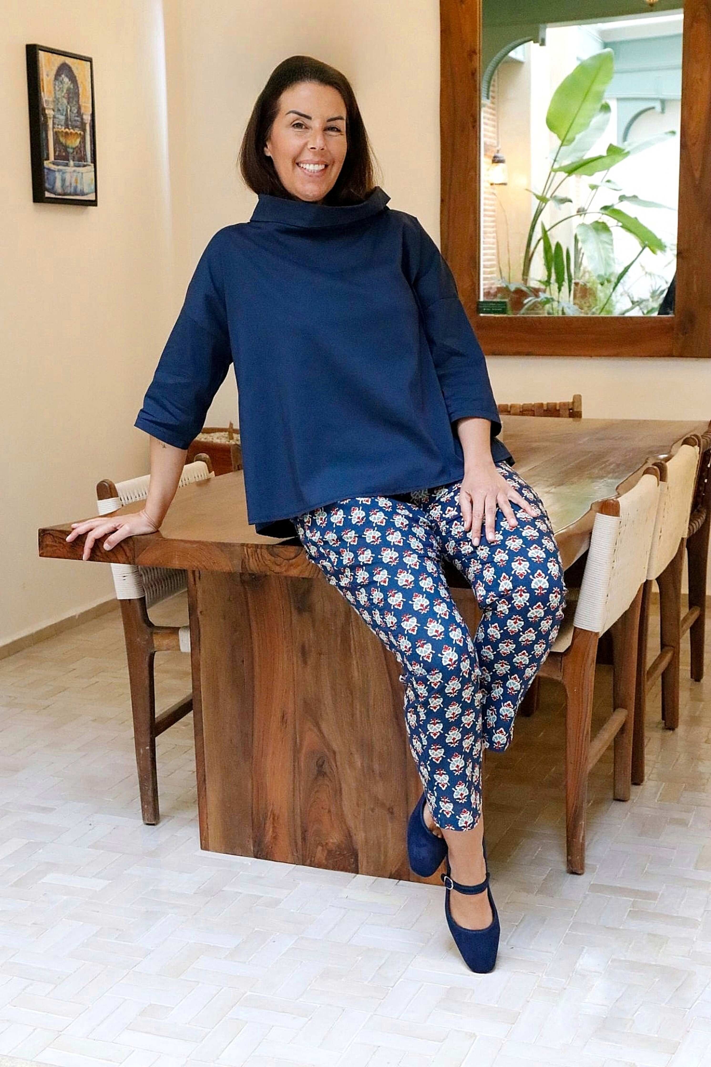 Blusa con collo a vulcano colore blu in cotone manica 3/4 over size