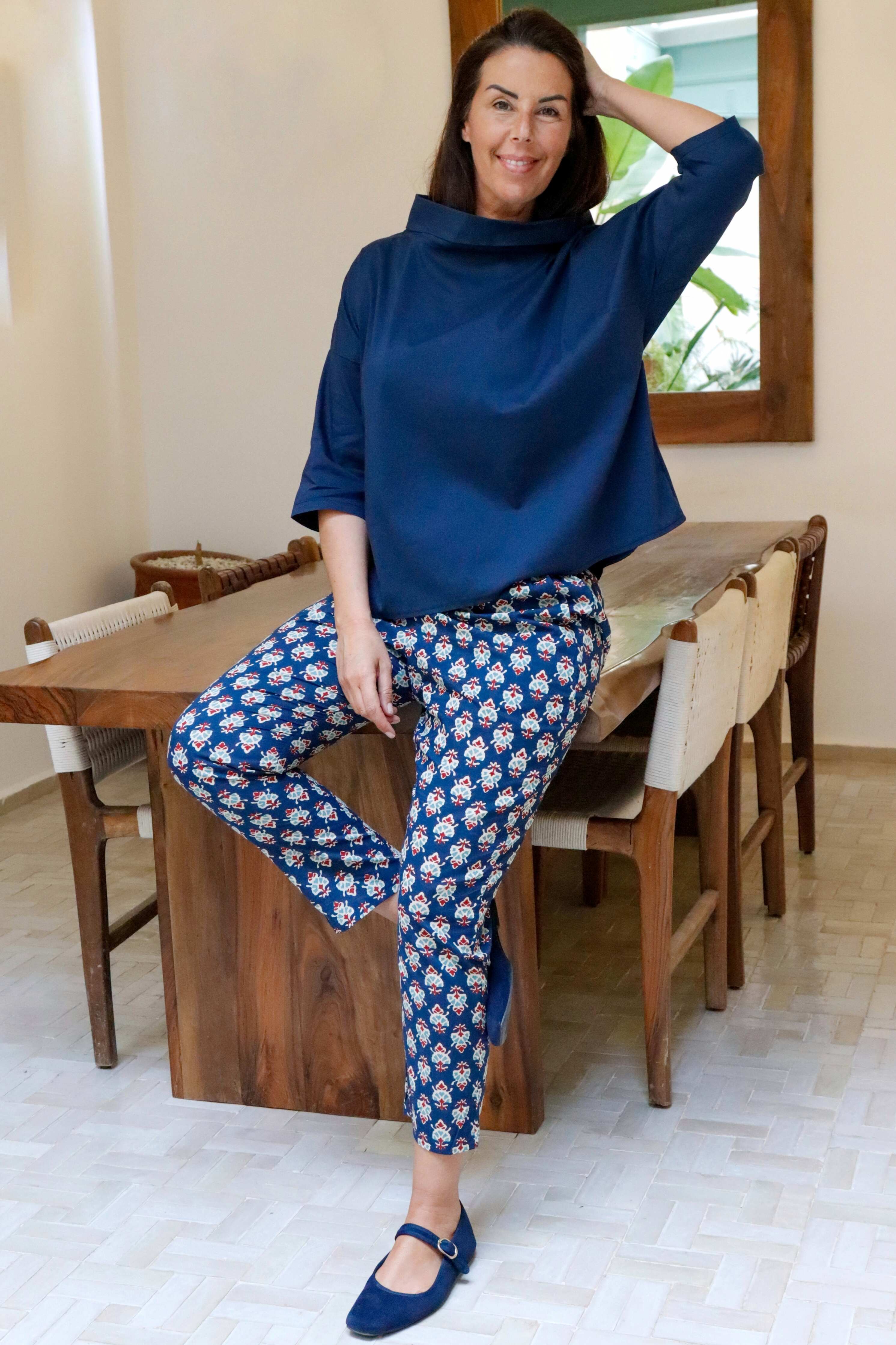 Blusa con collo a vulcano colore blu in cotone manica 3/4 over size