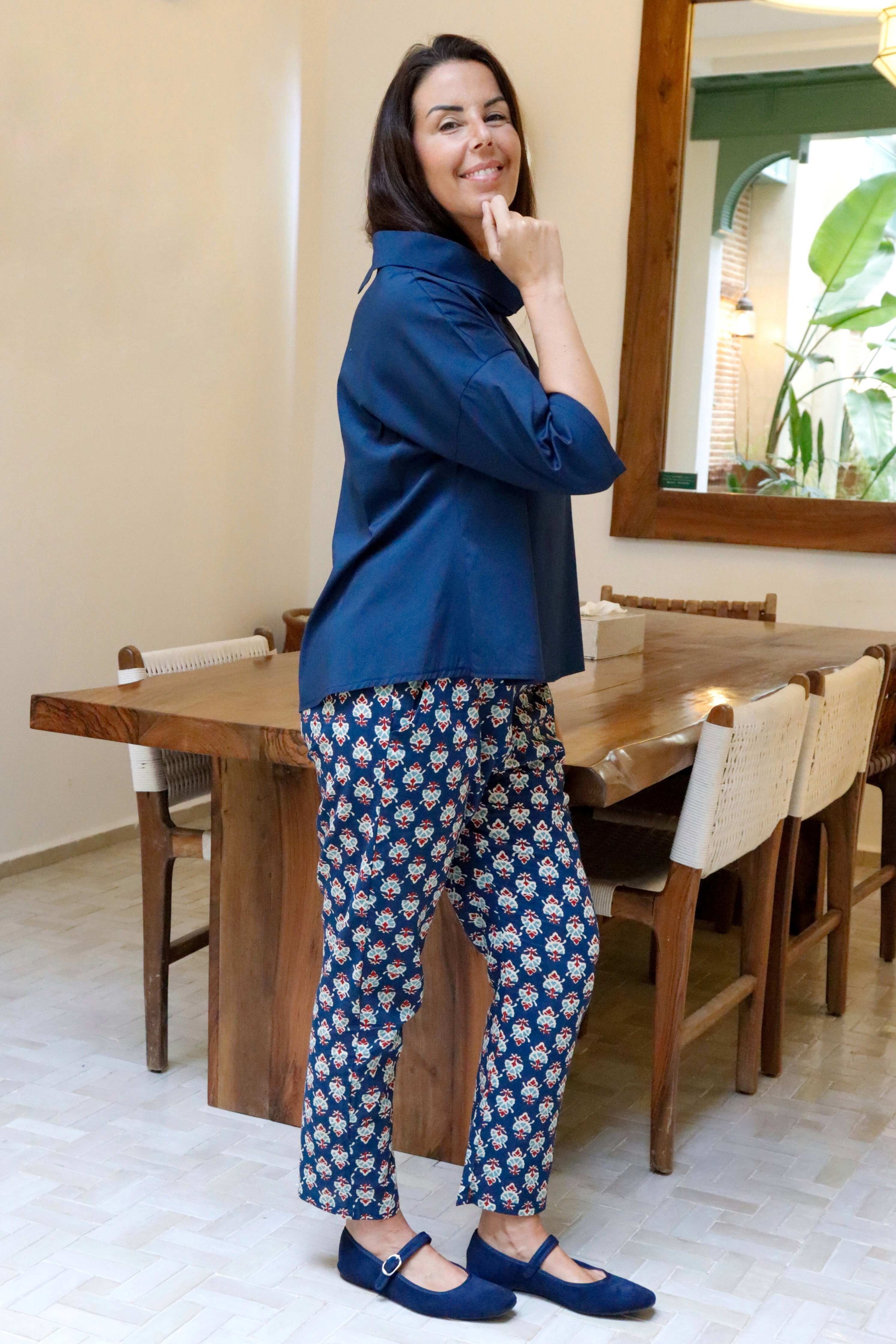 Blusa con collo a vulcano colore blu in cotone manica 3/4 over size