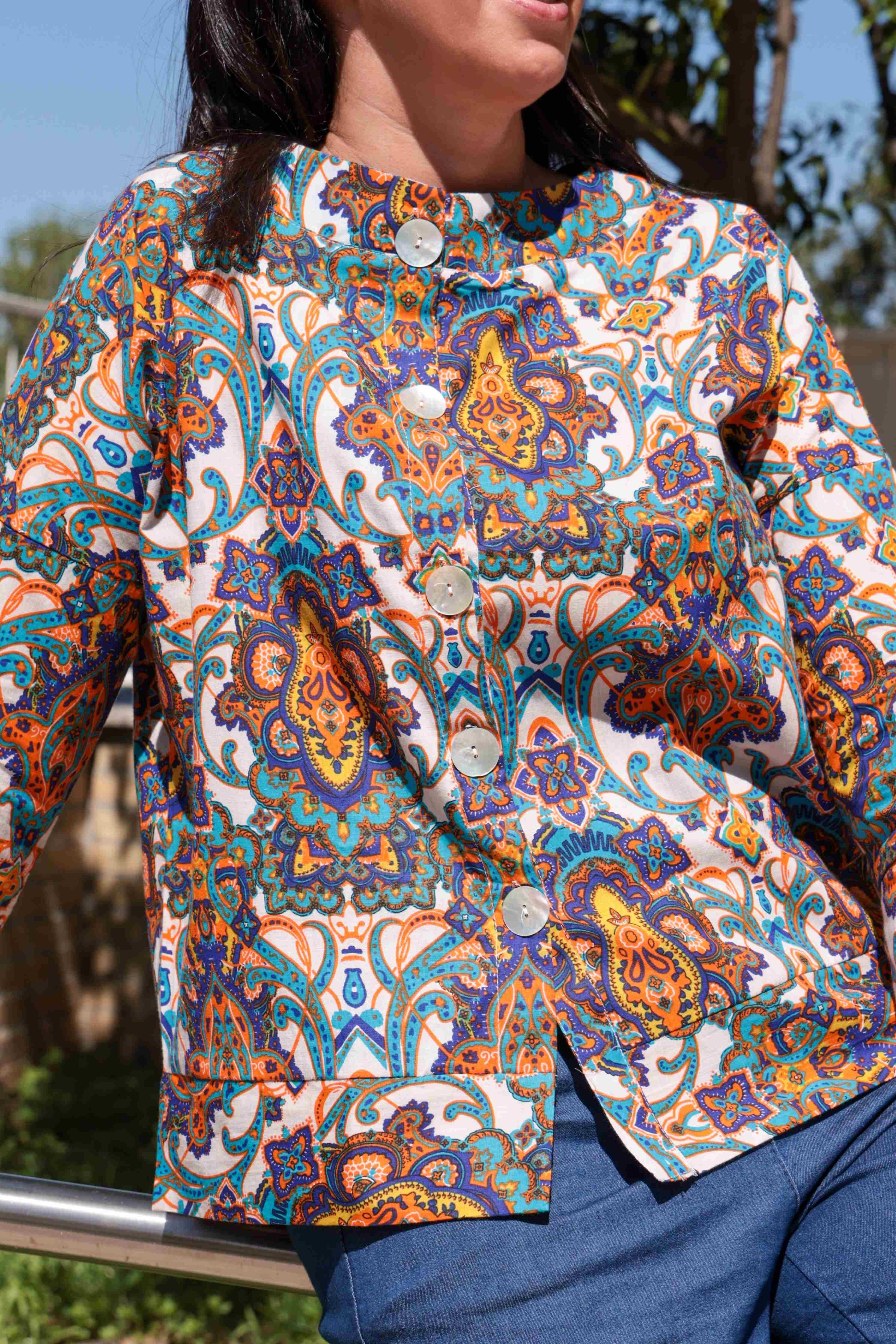 Blusa taglio a scatola in cotone bianco turchese e arancio bottoni madreperla