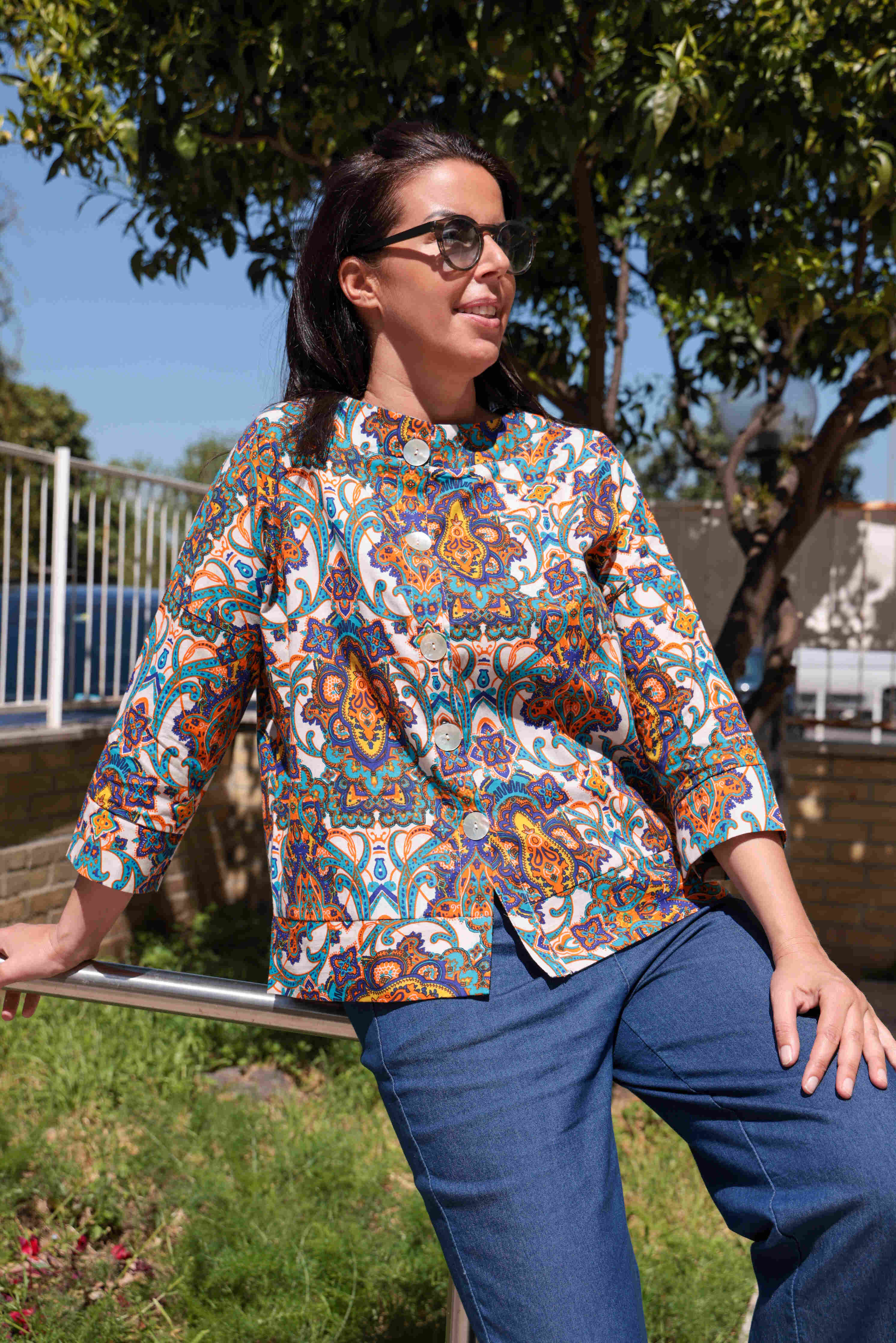 Blusa taglio a scatola in cotone bianco turchese e arancio bottoni madreperla
