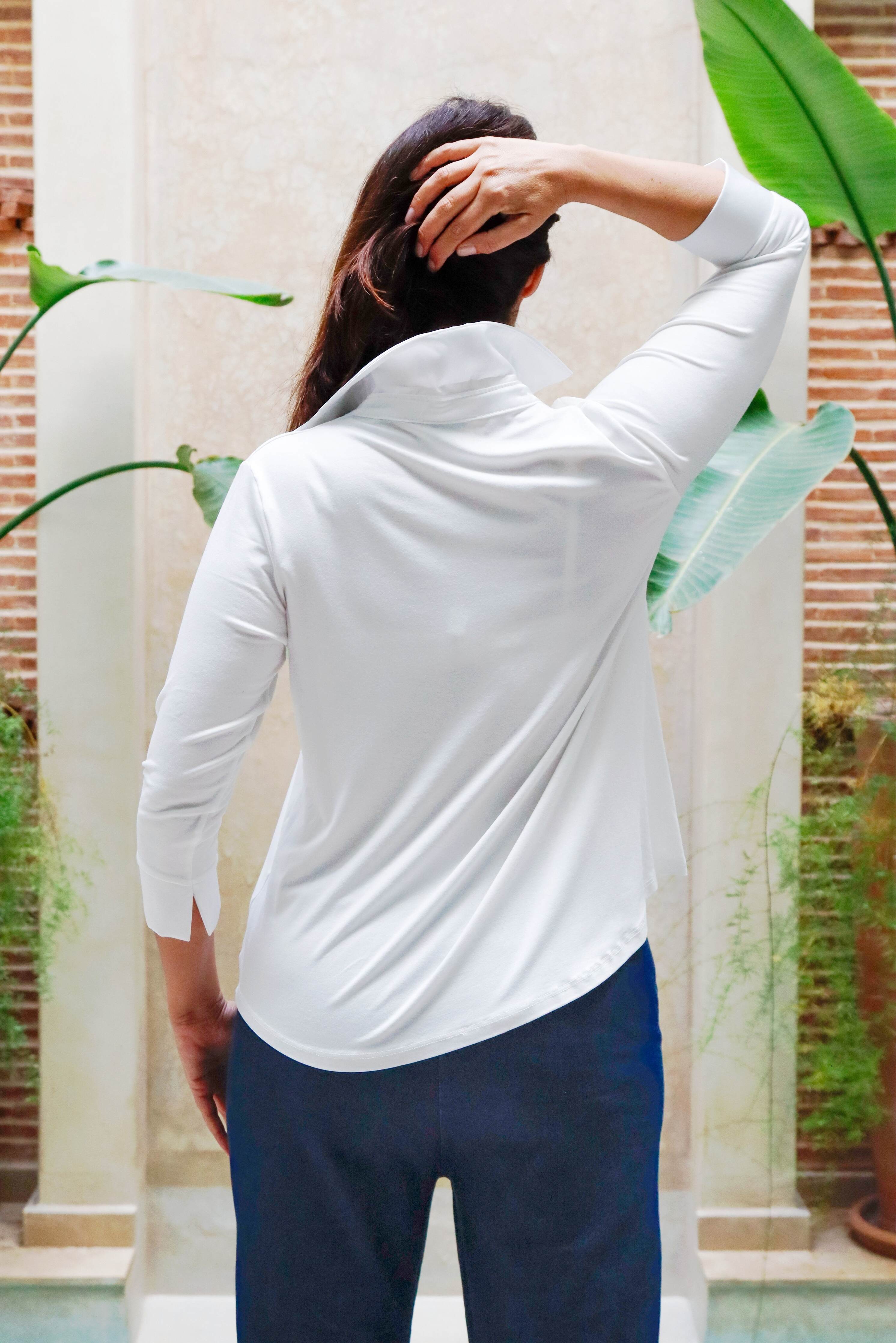 Blusa di jersey collo a "v" e dettaglio in raso colore bianco 3/4