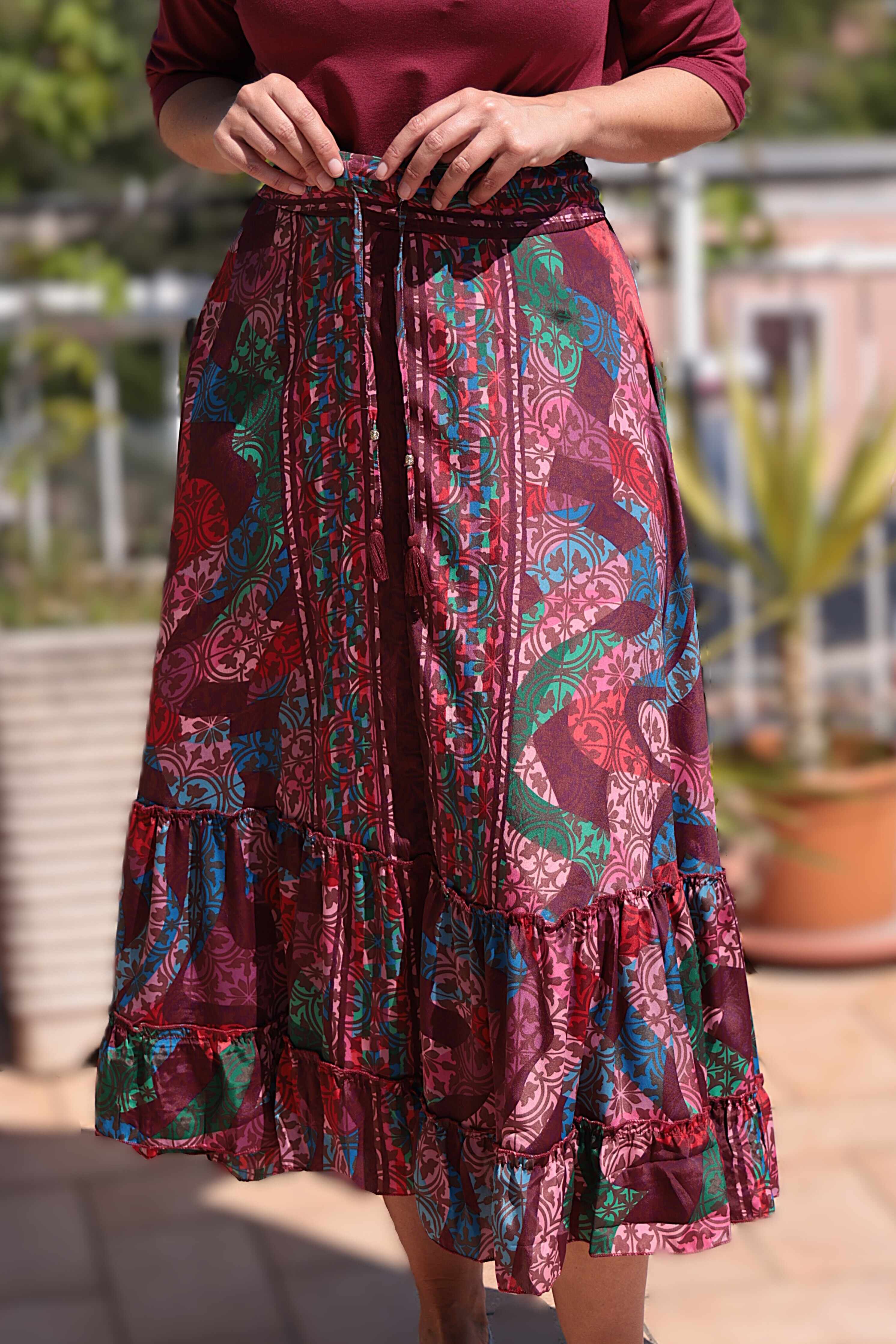 Gonna in seta con balze colore bordeaux