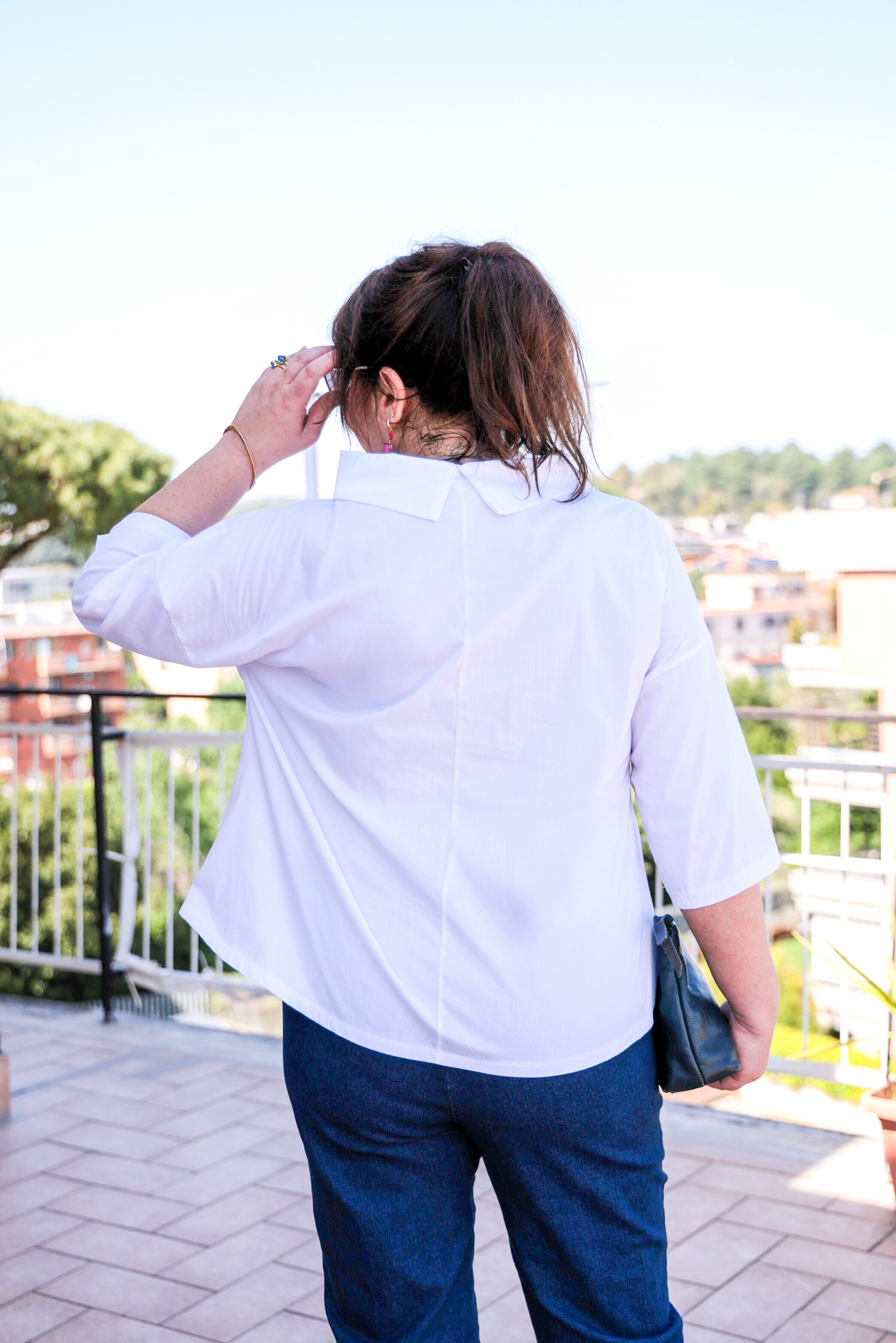 Blusa con collo a vulcano colore bianco in cotone manica 3/4 over size