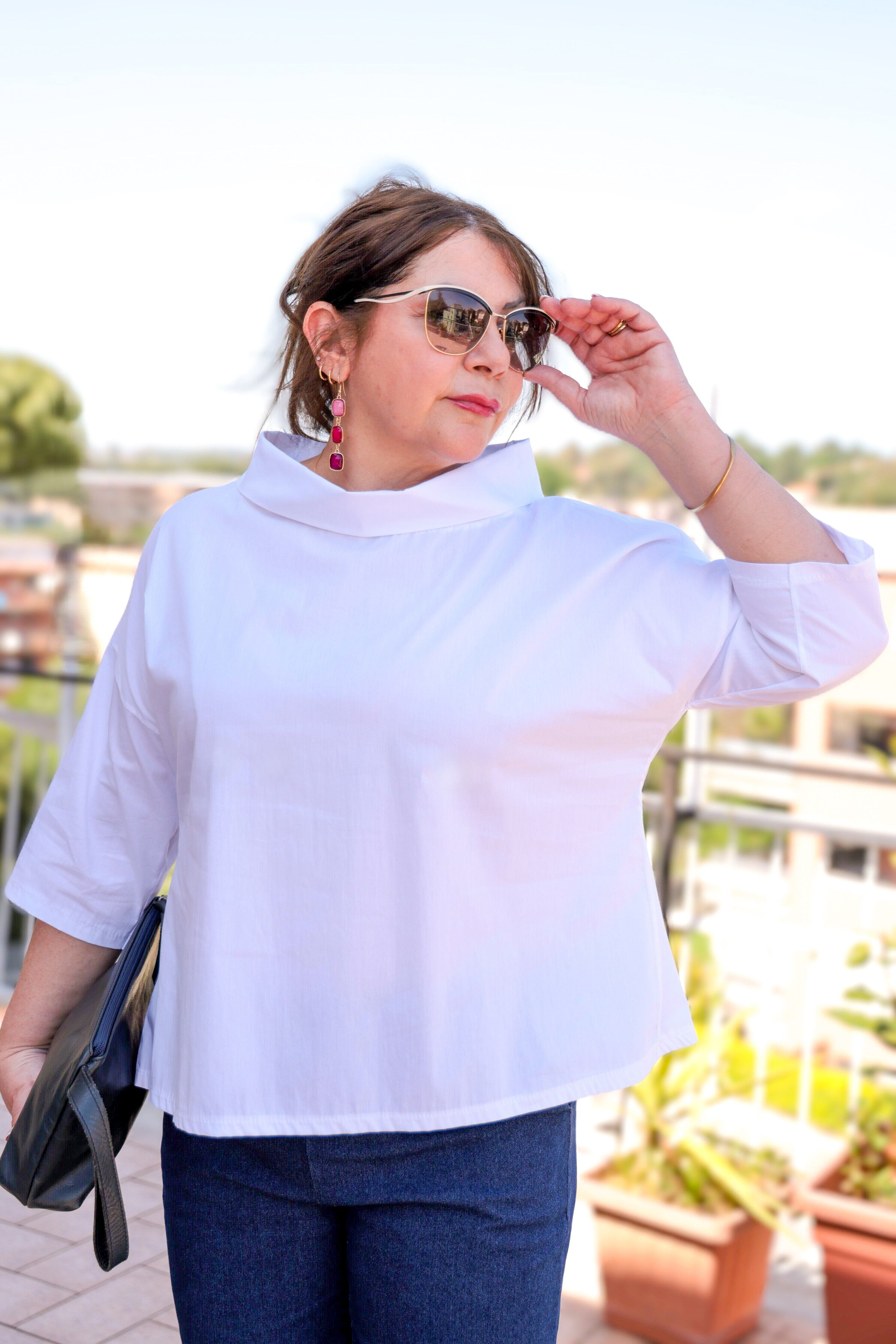 Blusa con collo a vulcano colore bianco in cotone manica 3/4 over size