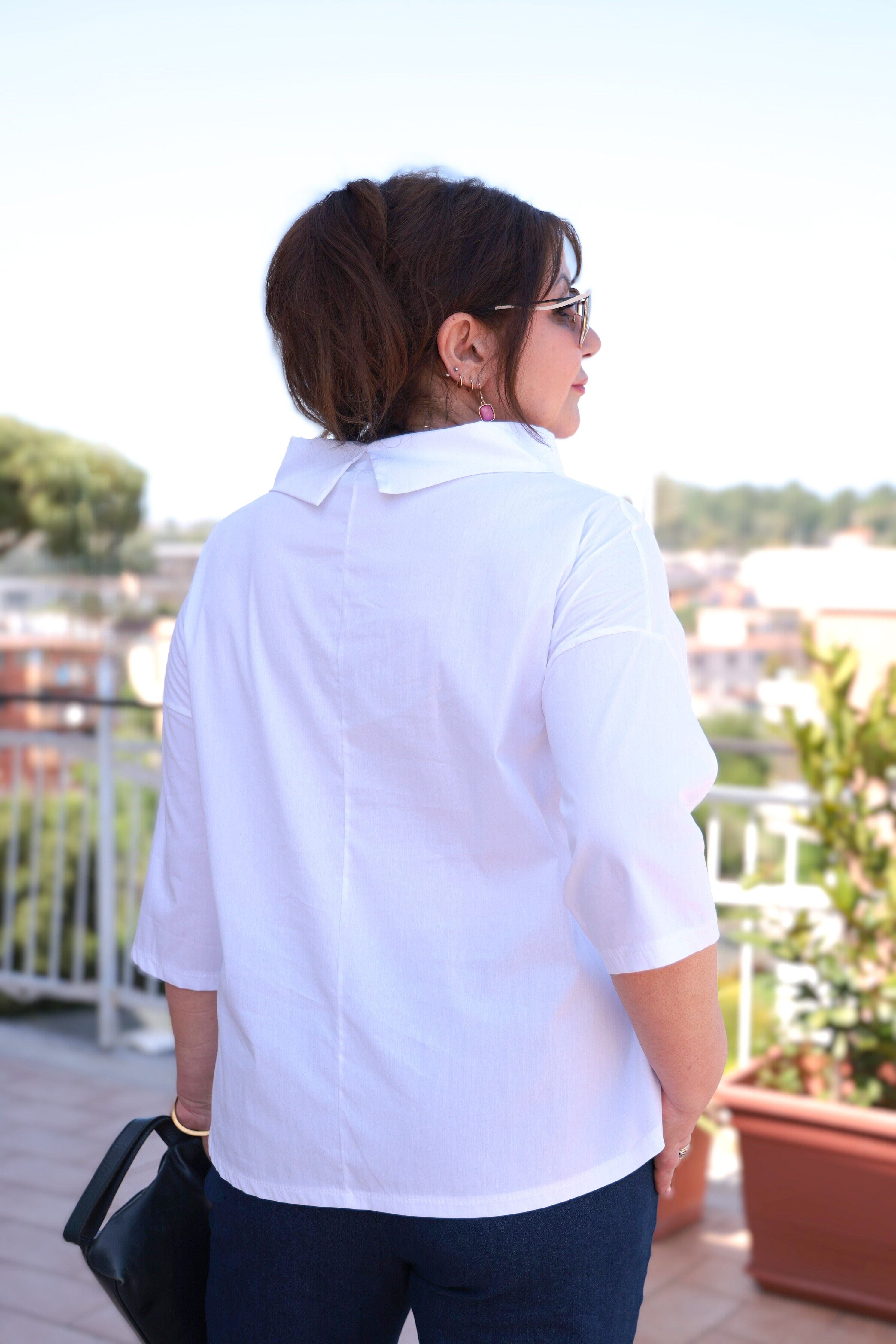 Blusa con collo a vulcano colore bianco in cotone manica 3/4 over size