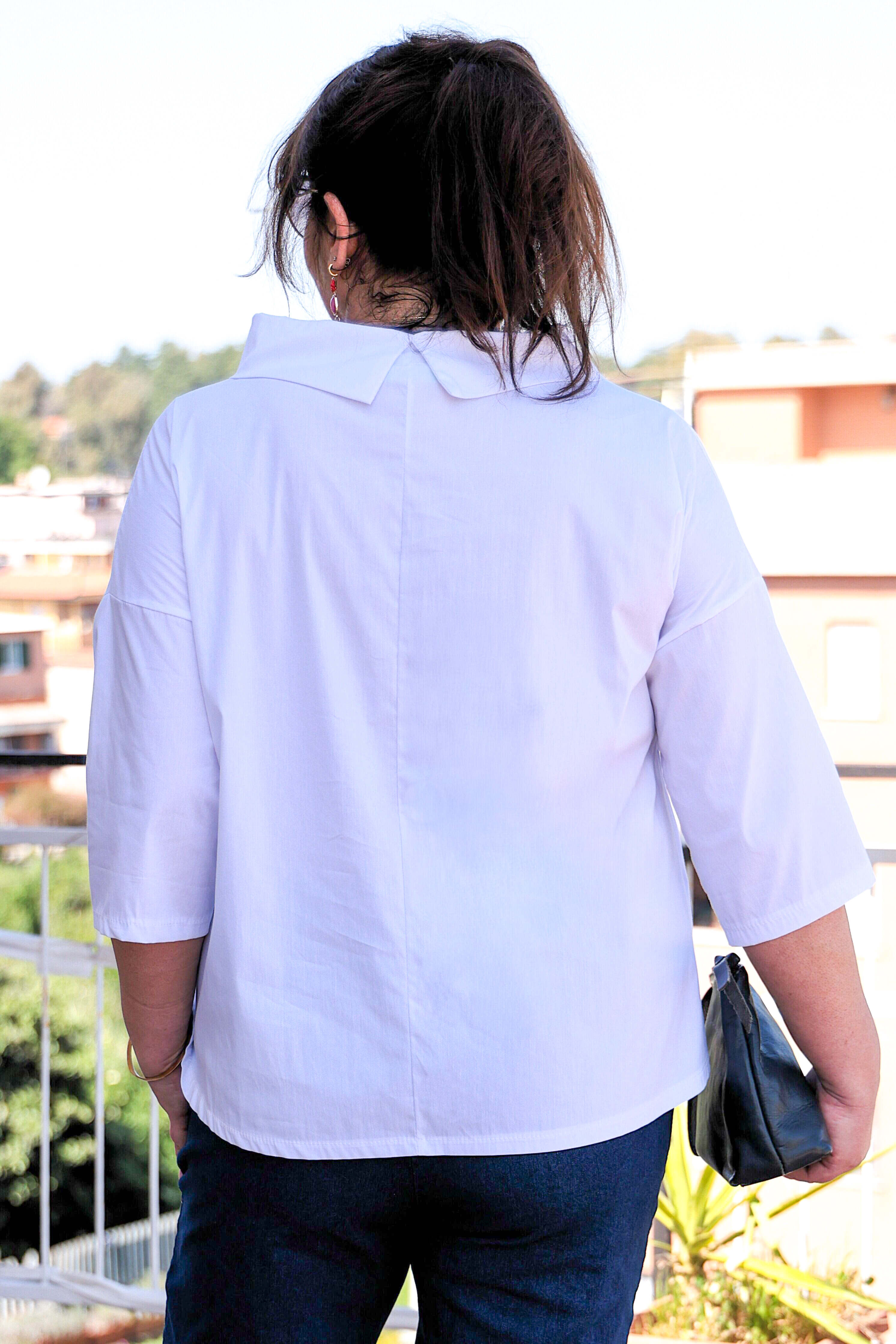 Blusa con collo a vulcano colore bianco in cotone manica 3/4 over size
