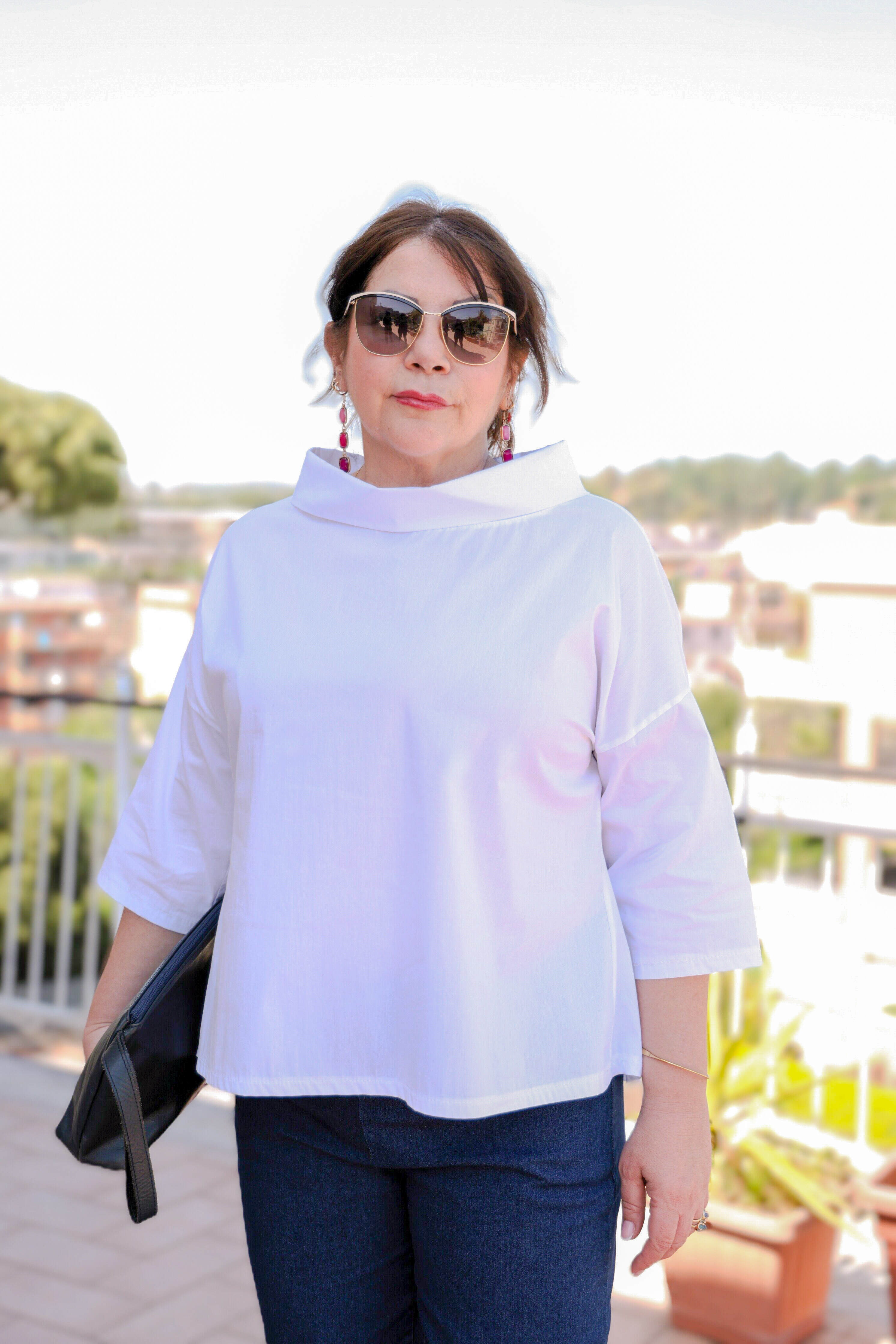 Blusa con collo a vulcano colore bianco in cotone manica 3/4 over size