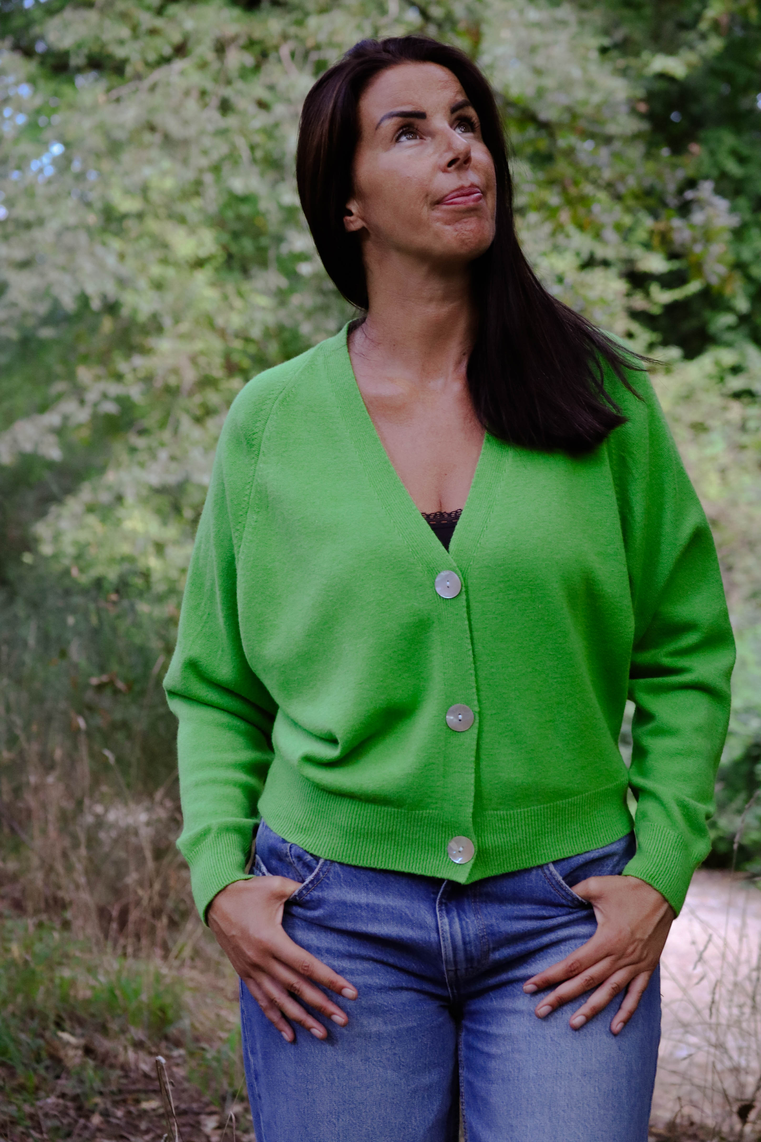 Cardigan verde mela con bottoni madreperla morbido e soffice filato di viscosa taglio corto e bombato