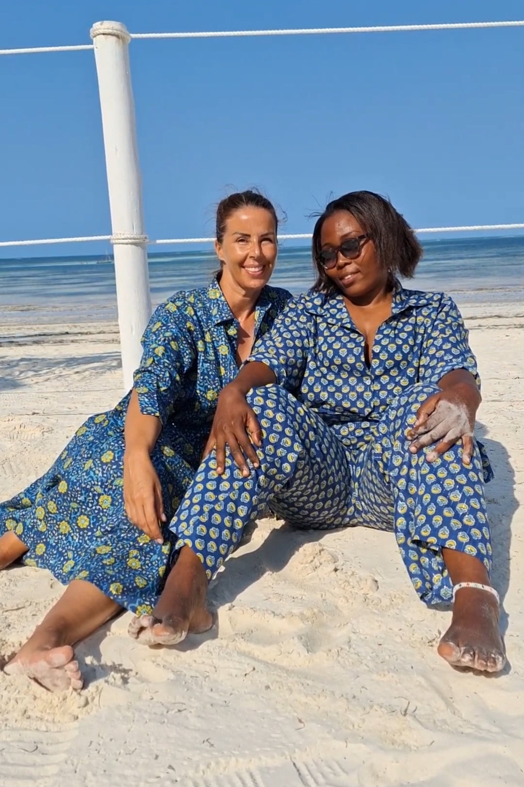 Camicia taglio a scatola colore blu polvere e fiori gialli cotone naturale