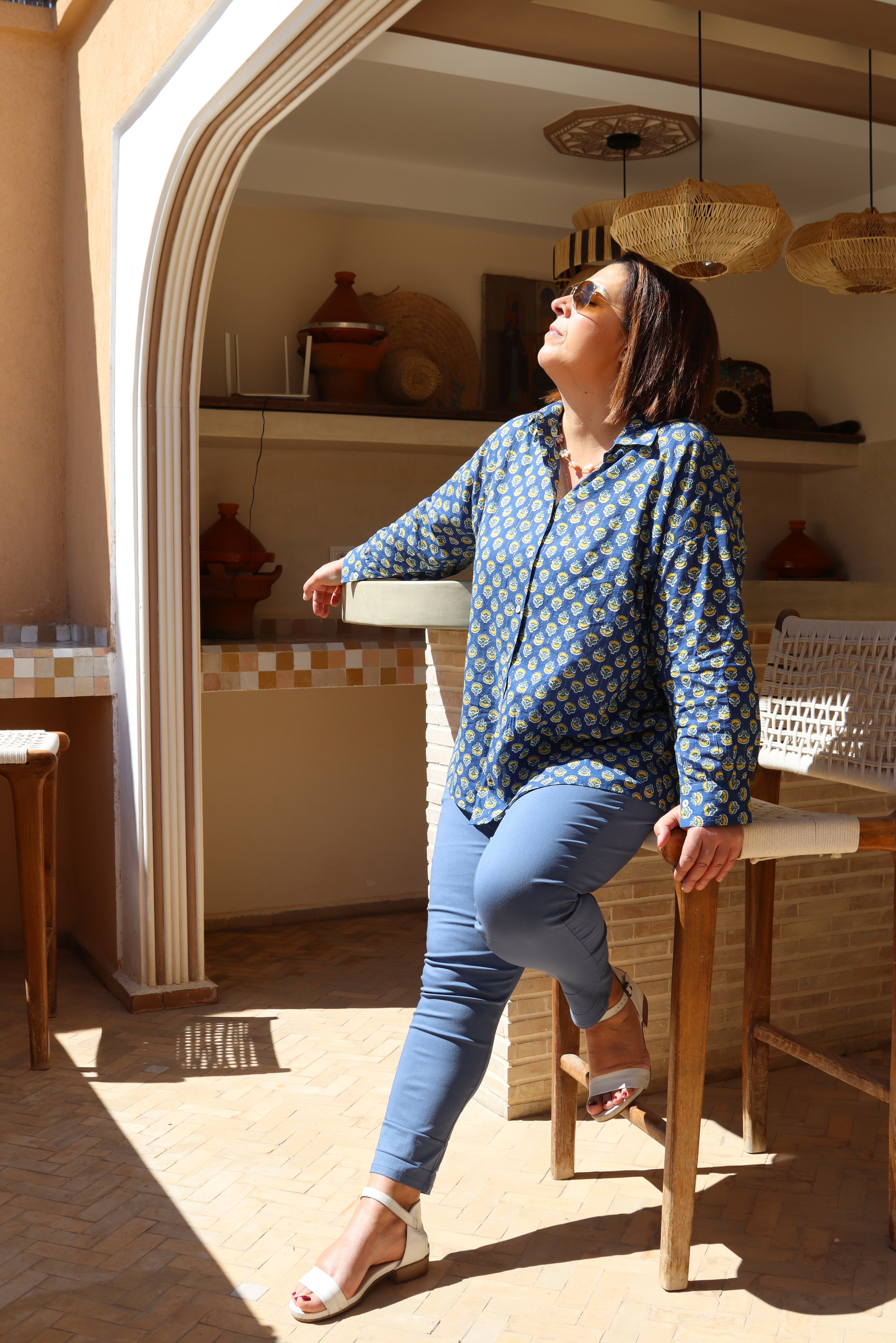 Camicia taglio a scatola colore blu polvere e fiori gialli cotone naturale