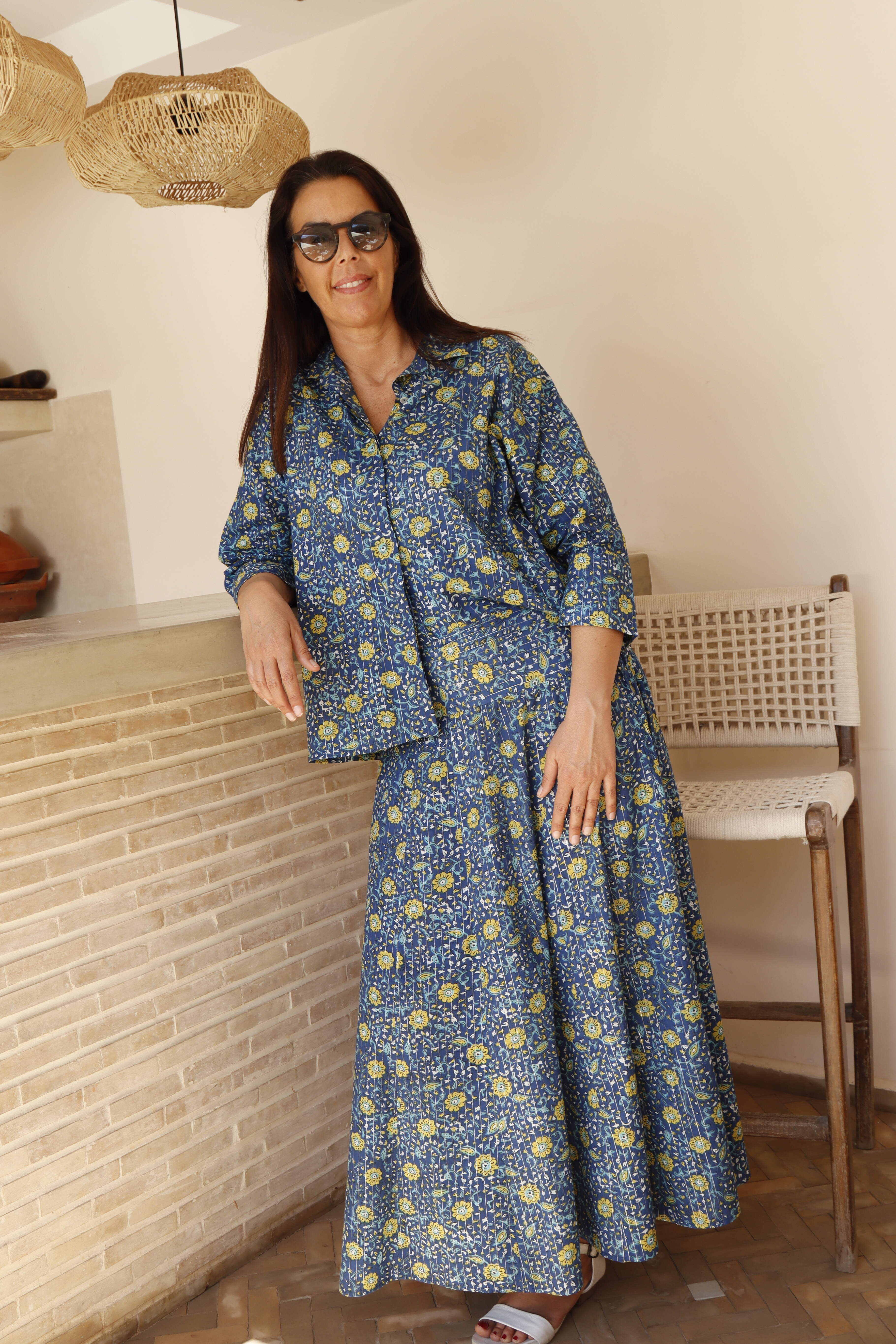 Camicia taglio a scatola colore blu polvere e fiori gialli cotone naturale