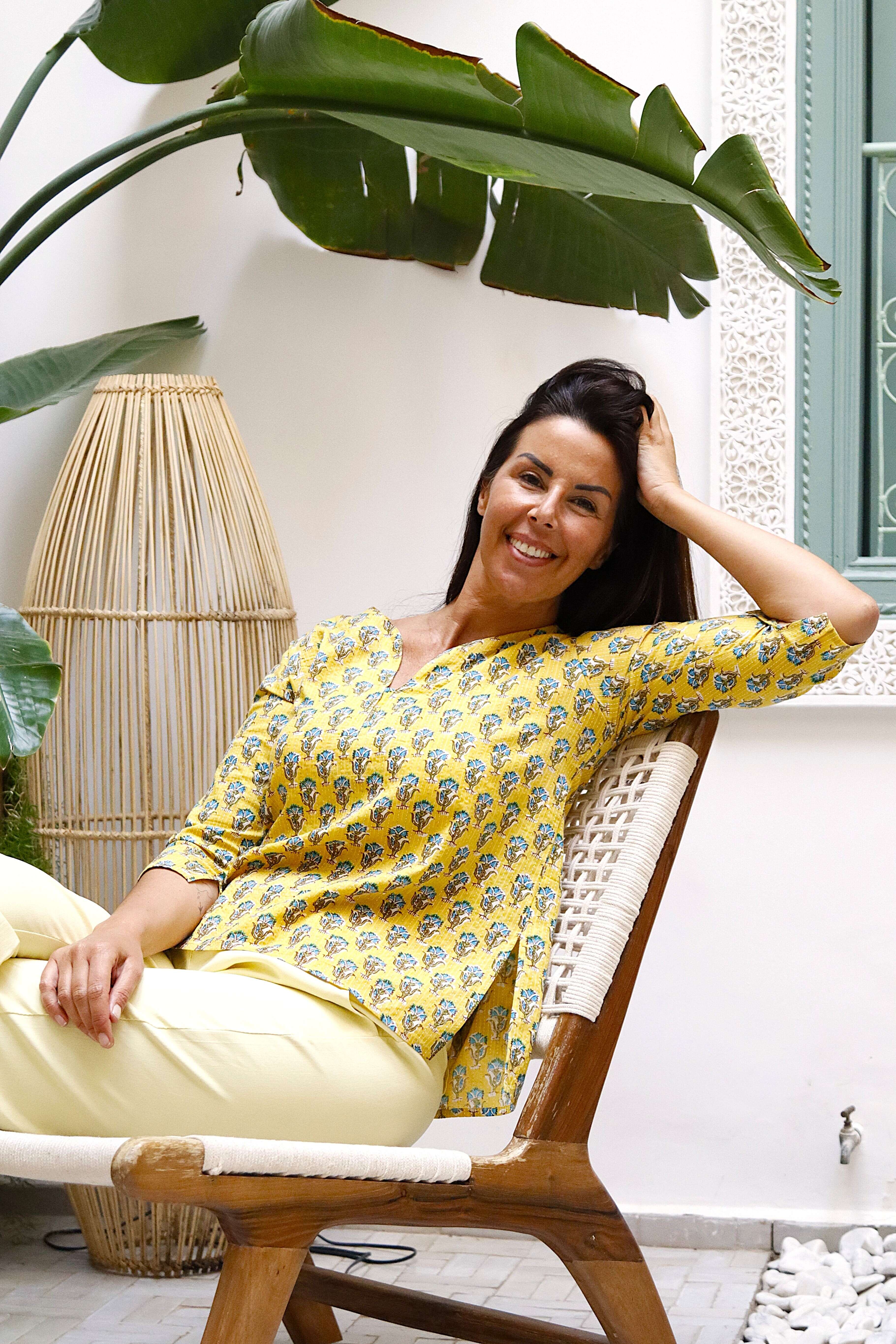 Blusa scollo a V e maniche a 3/4 colore giallo fantasia fiorata