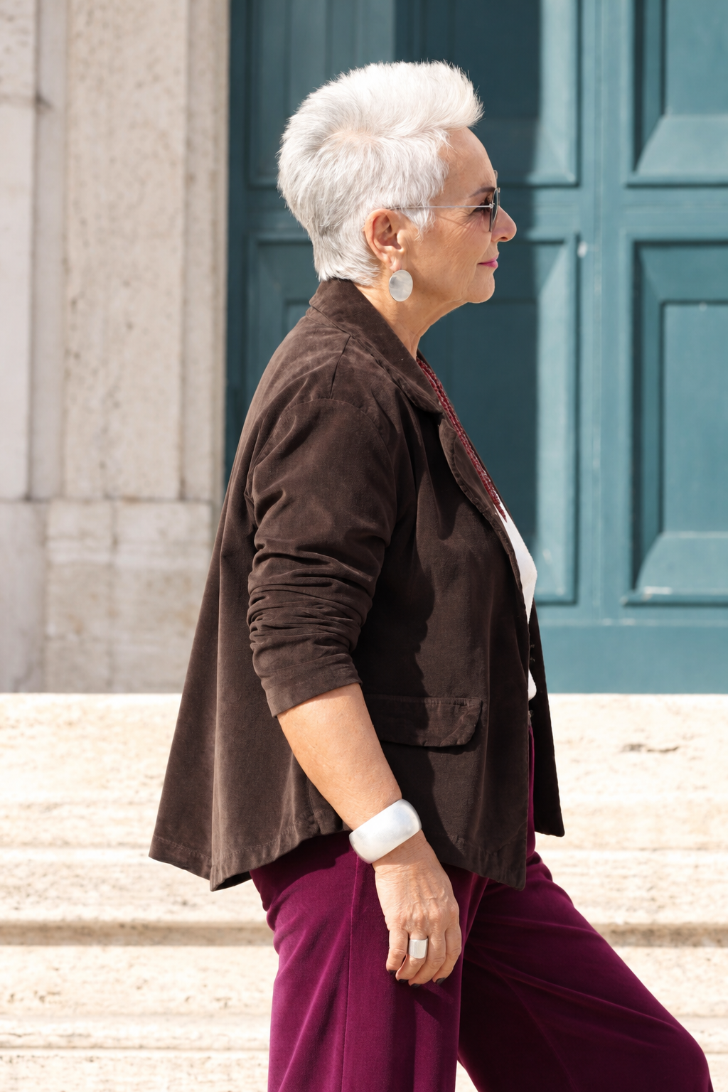 Giacca Levante marrone in velluto liscio di cotone stretch, collo a revers
