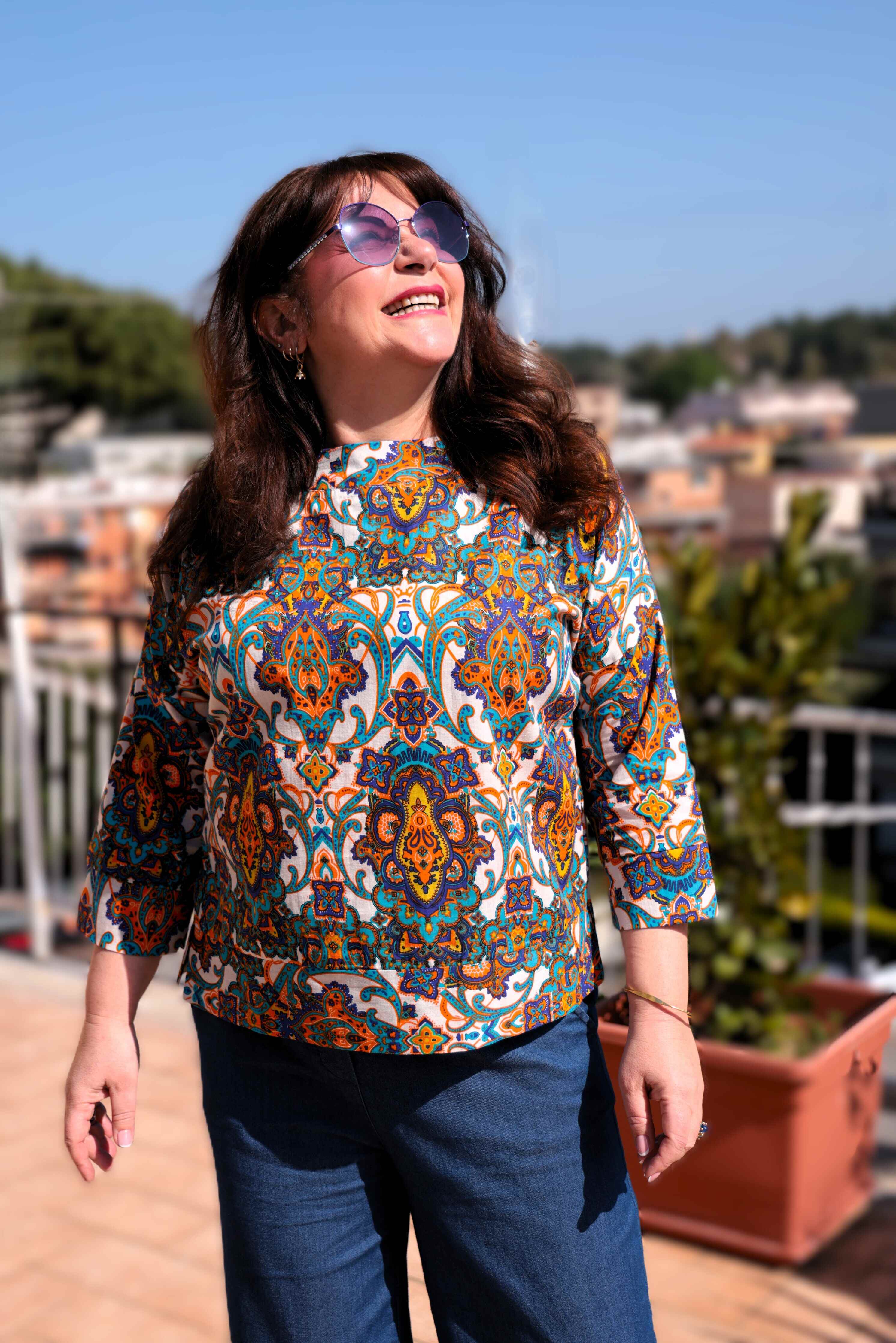 Blusa  taglio a scatola in cotone bianco turchese e arancio bottoni madreperla