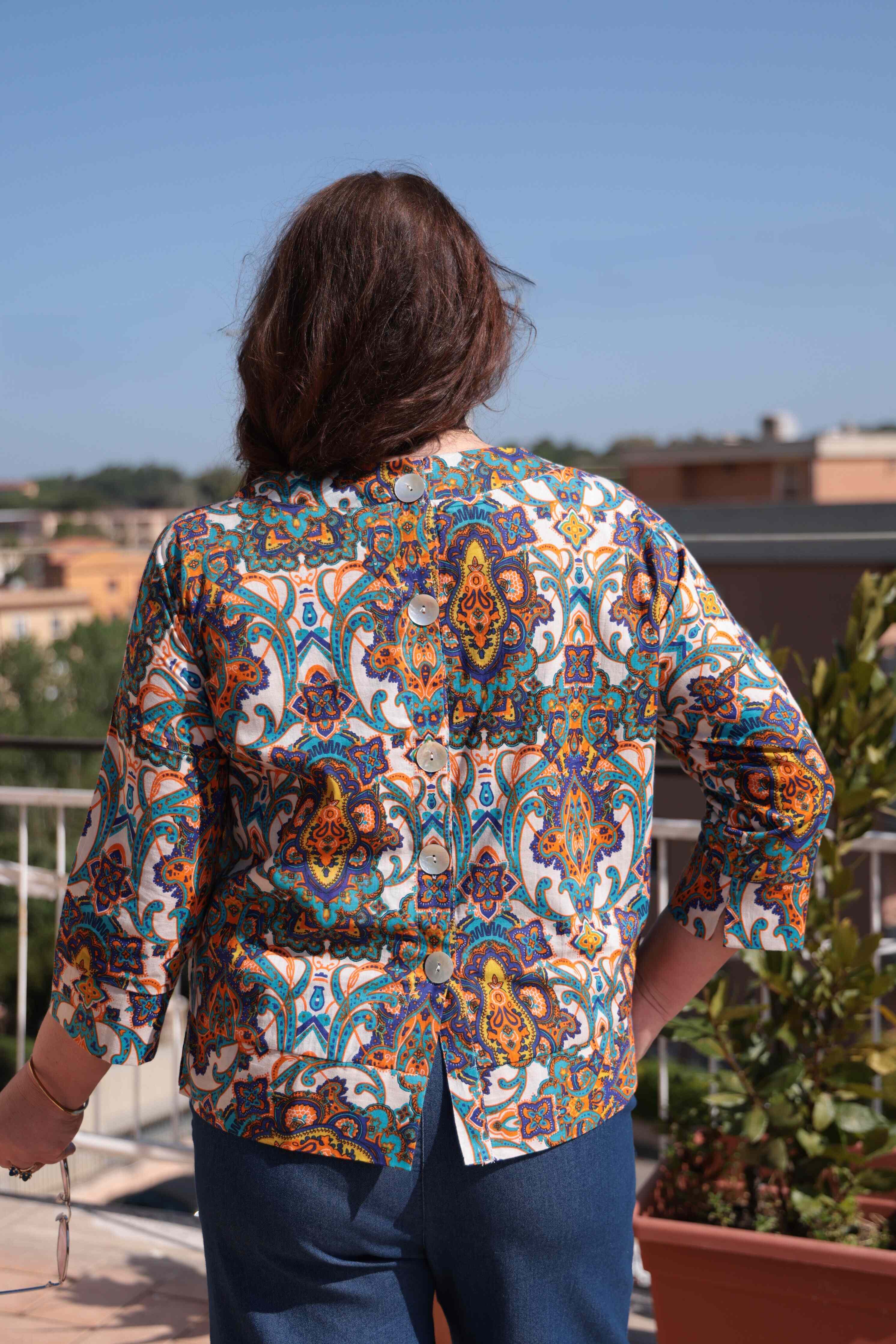 Blusa  taglio a scatola in cotone bianco turchese e arancio bottoni madreperla