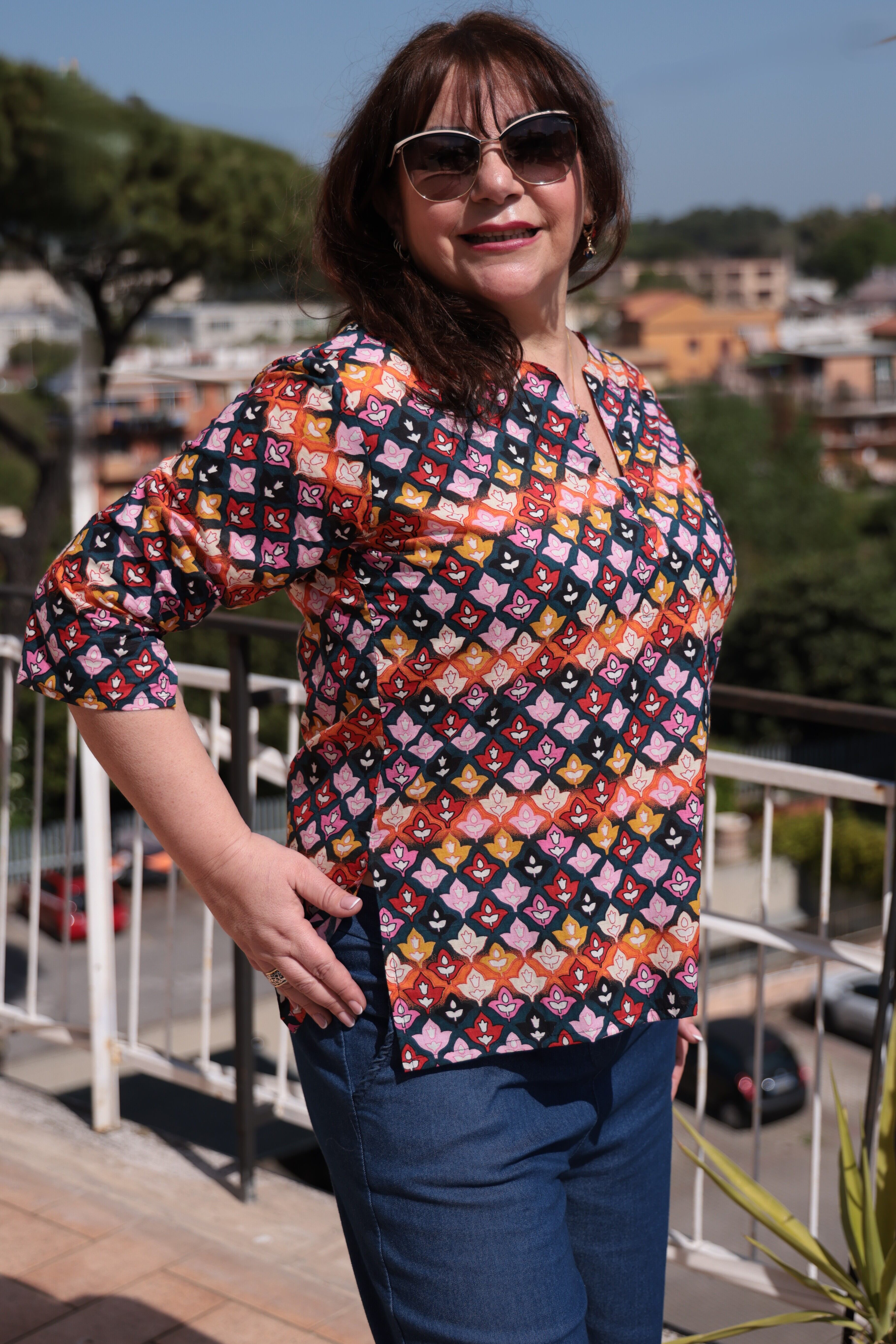 Blusa scollo a V  e maniche a 3/4 fantasia giglio multicolor