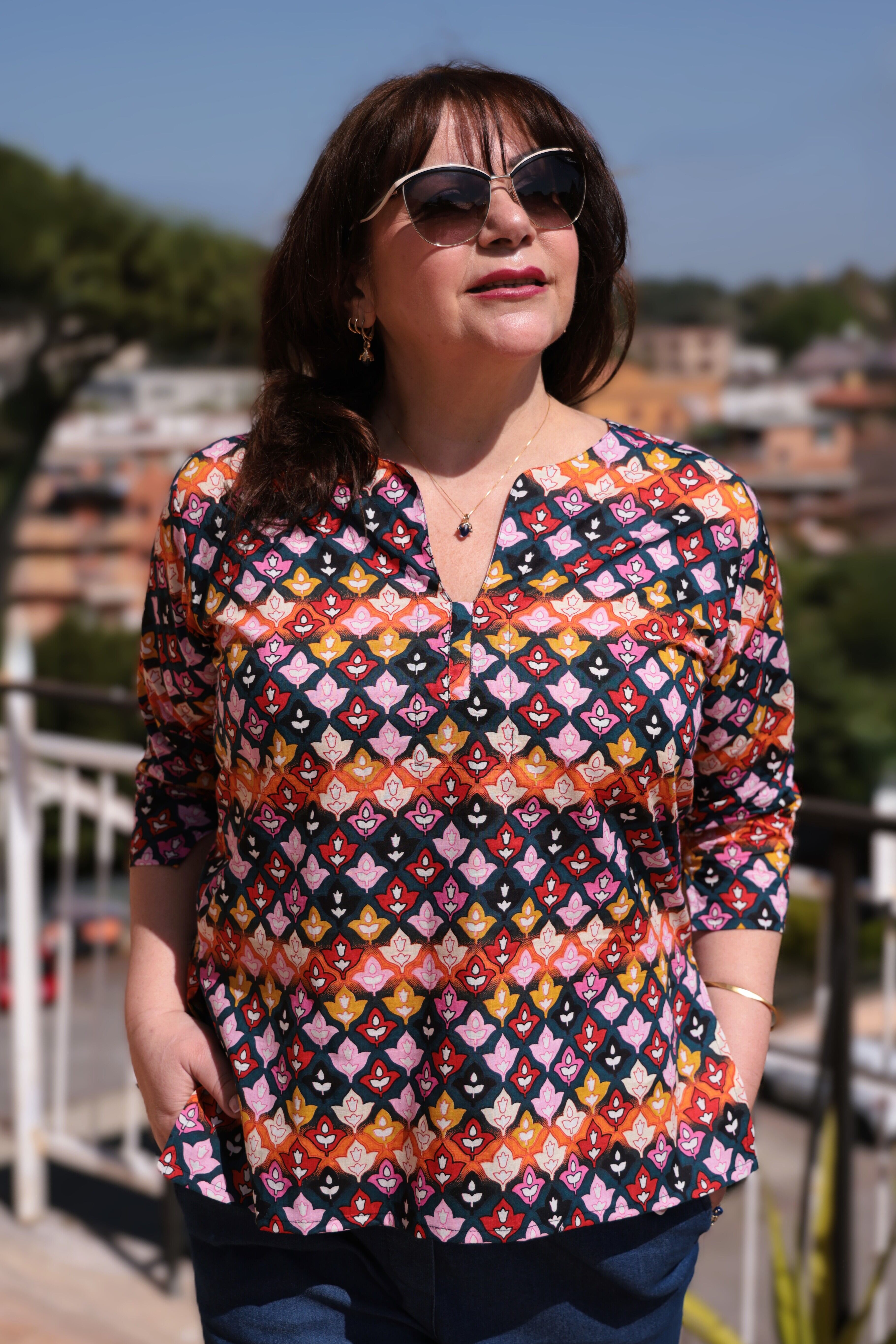Blusa scollo a V  e maniche a 3/4 fantasia giglio multicolor