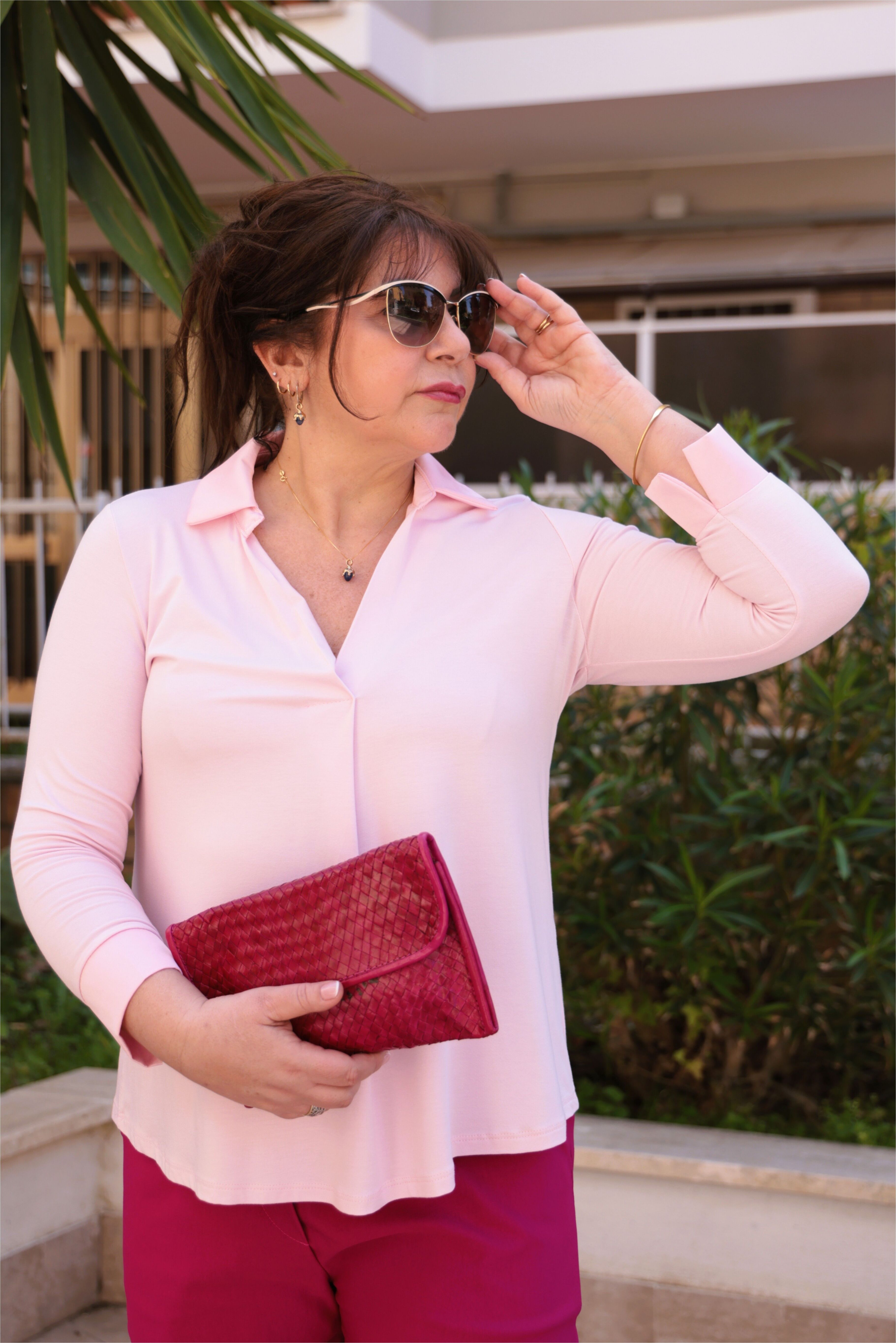 Blusa  di jersey collo a "v" e dettaglio in raso colore rosa  3/4 