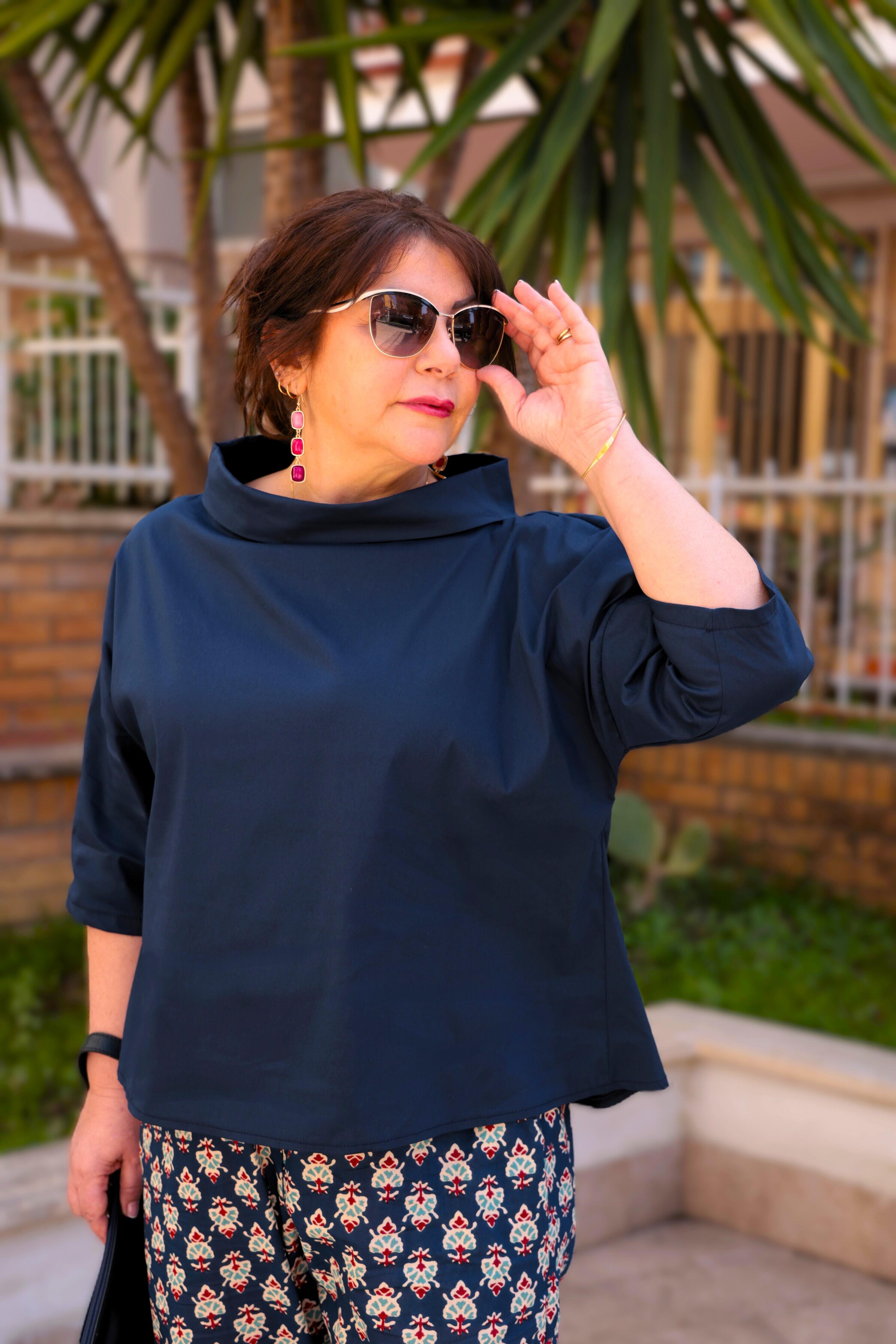 Blusa con collo a vulcano colore blu in cotone manica 3/4 over size